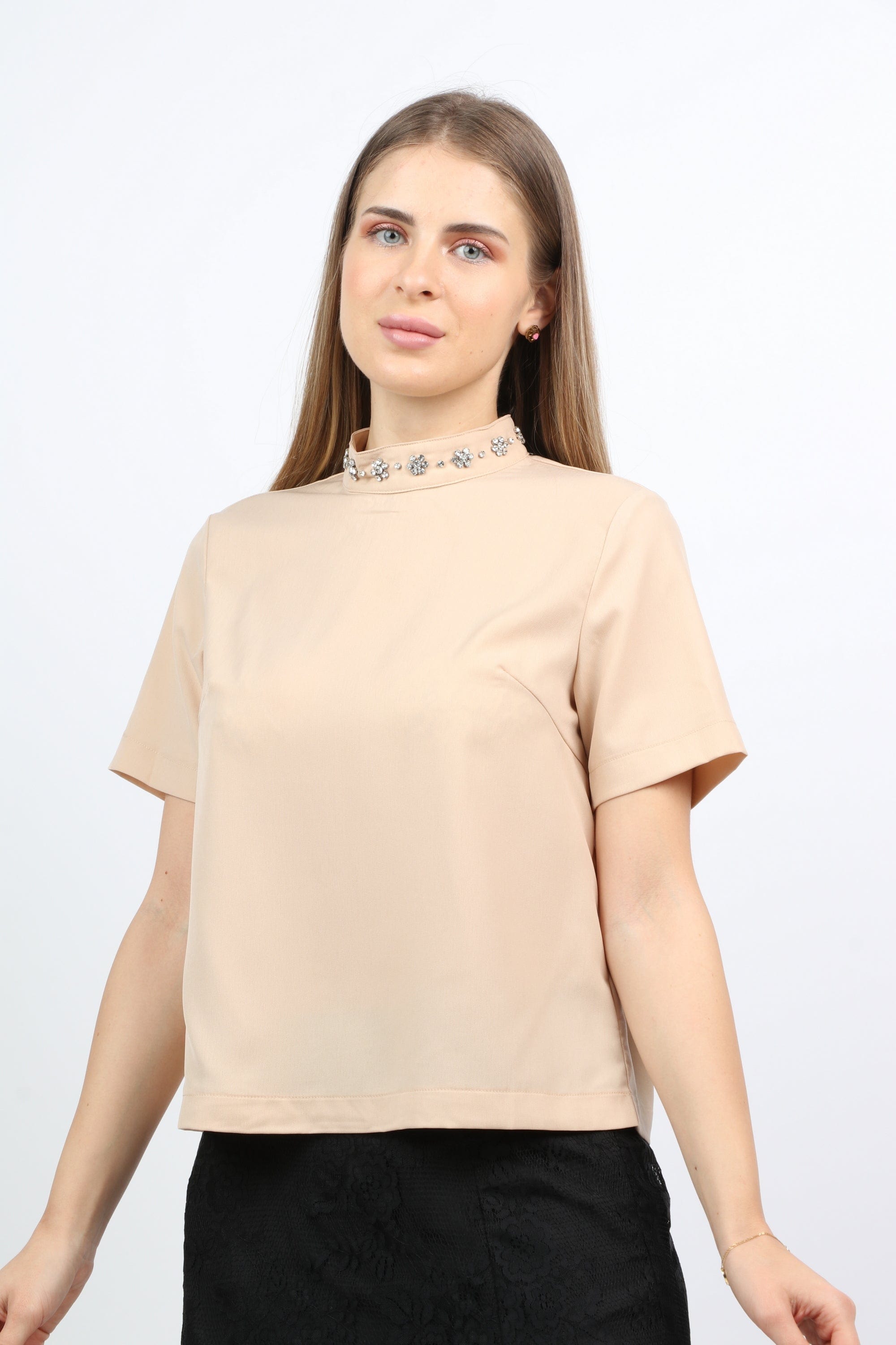 نتشي بلوزة سادة بياقة مطرزة كم قصير نسائي