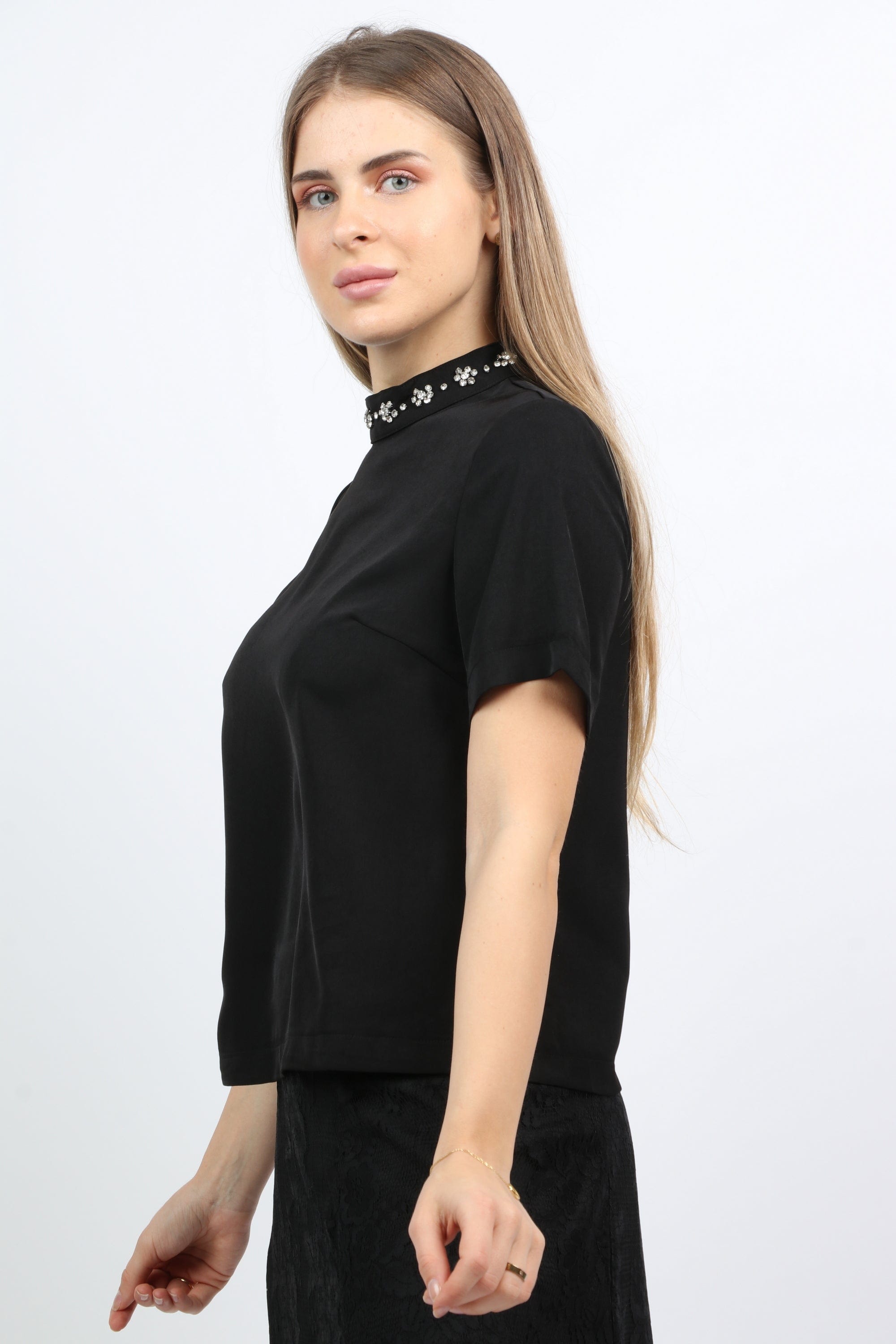 نتشي بلوزة سادة بياقة مطرزة كم قصير نسائي