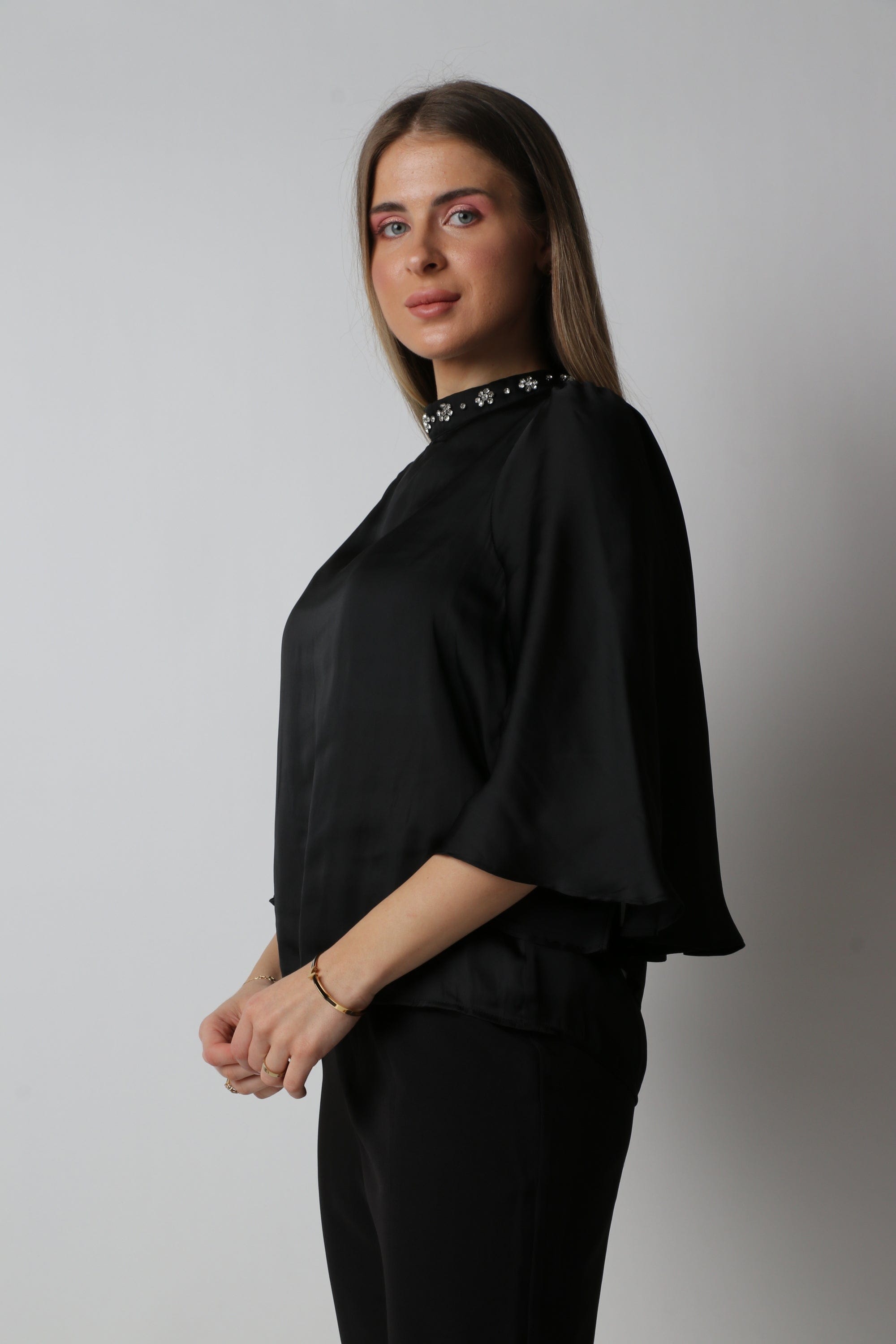 نتشي بلوزة نسائية بأكمام منفوشة