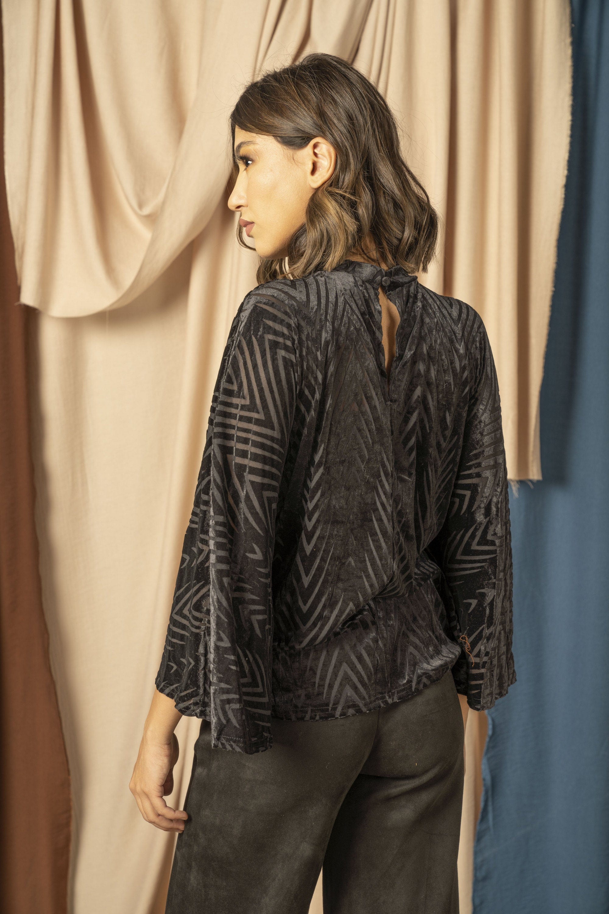 نتشي بلوزة مخمل نسائية بأكمام وسيعة