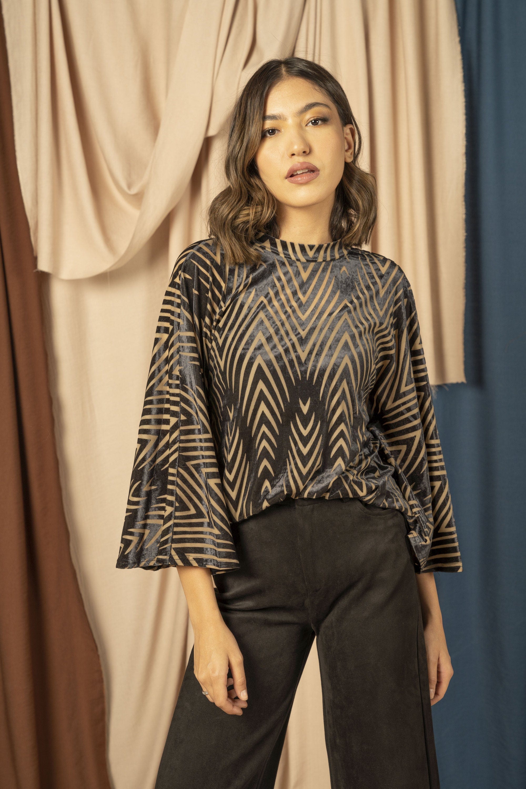 نتشي بلوزة مخمل نسائية بأكمام وسيعة