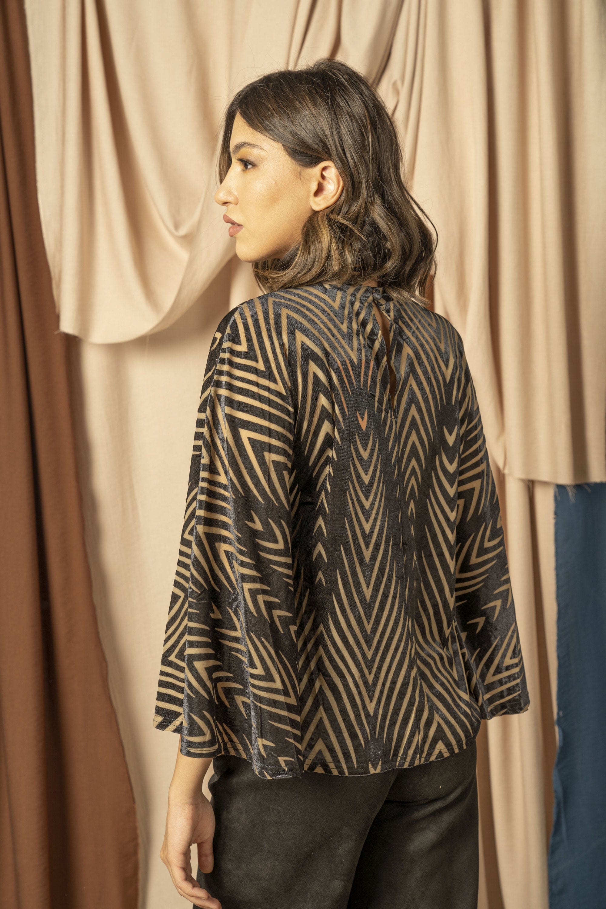 نتشي بلوزة مخمل نسائية بأكمام وسيعة