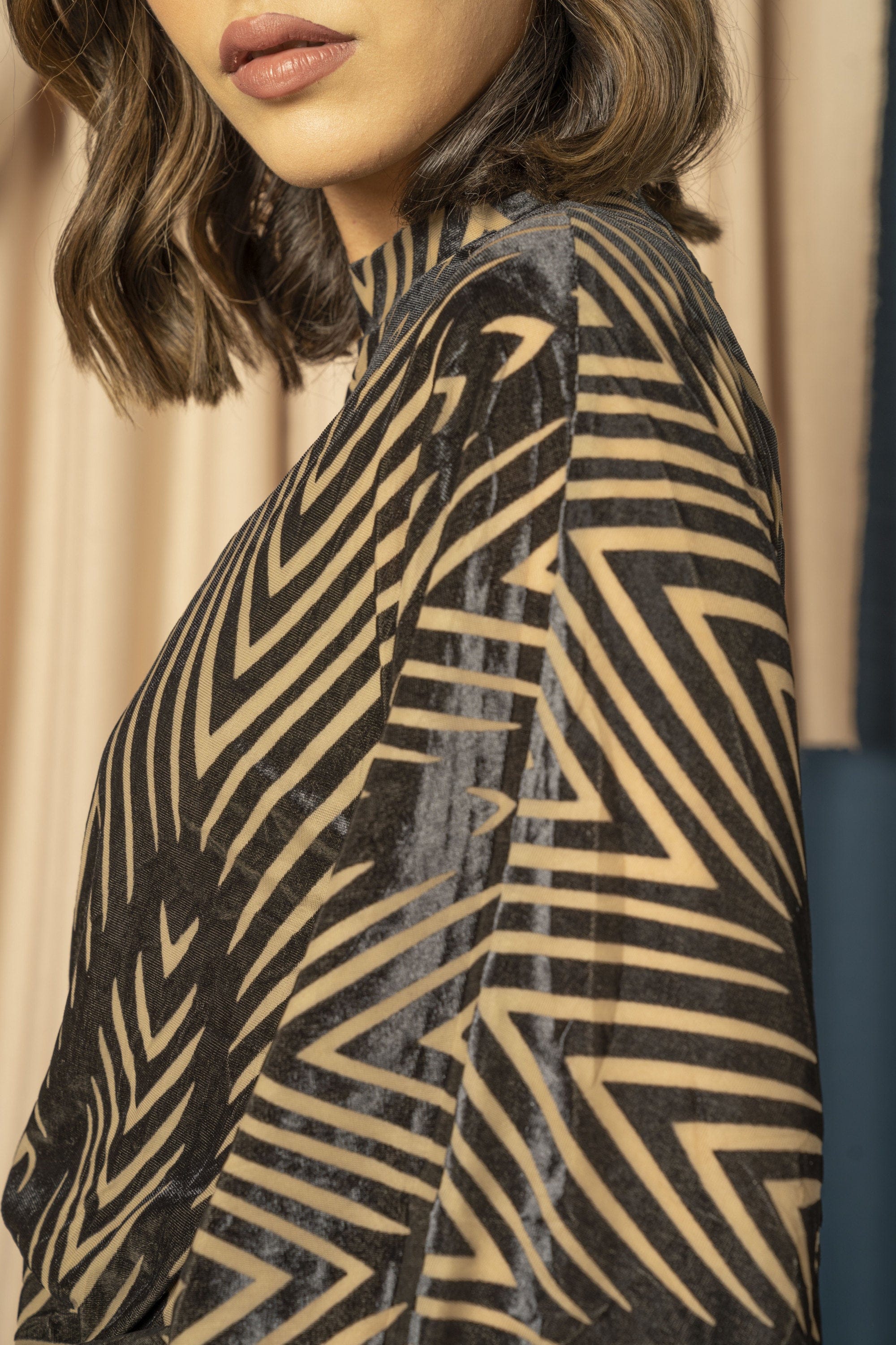 نتشي بلوزة مخمل نسائية بأكمام وسيعة