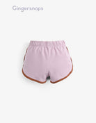 جينجرسنابس شورت بناتي سادة بخطوط جانبية وبادج بنفسجي