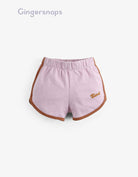 جينجرسنابس شورت بناتي سادة بخطوط جانبية وبادج بنفسجي