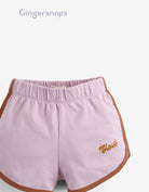 جينجرسنابس شورت بناتي سادة بخطوط جانبية وبادج بنفسجي