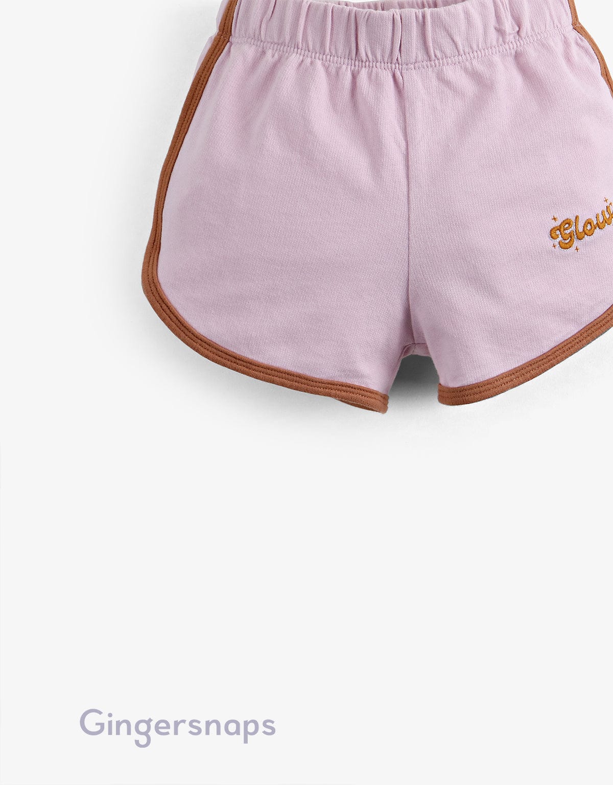 جينجرسنابس شورت بناتي سادة بخطوط جانبية وبادج بنفسجي