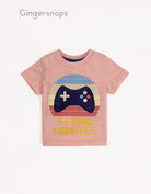 جينجرسنابس تي شيرت بيبي أولاد بطبعة بلاي ستيشين وردي