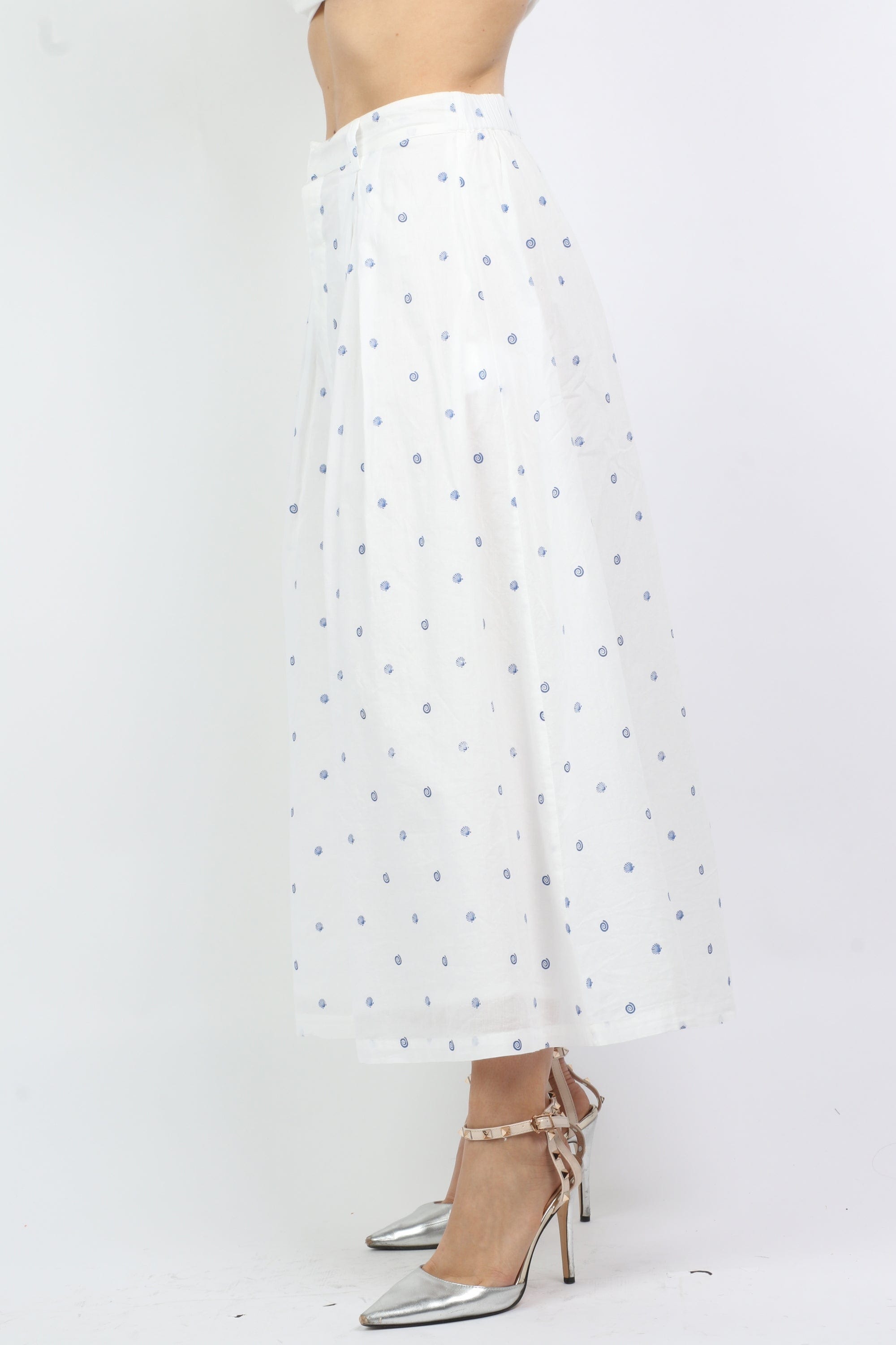 داليدرس تنورة ميدي منقطة مفتوحة من الأمام أبيض