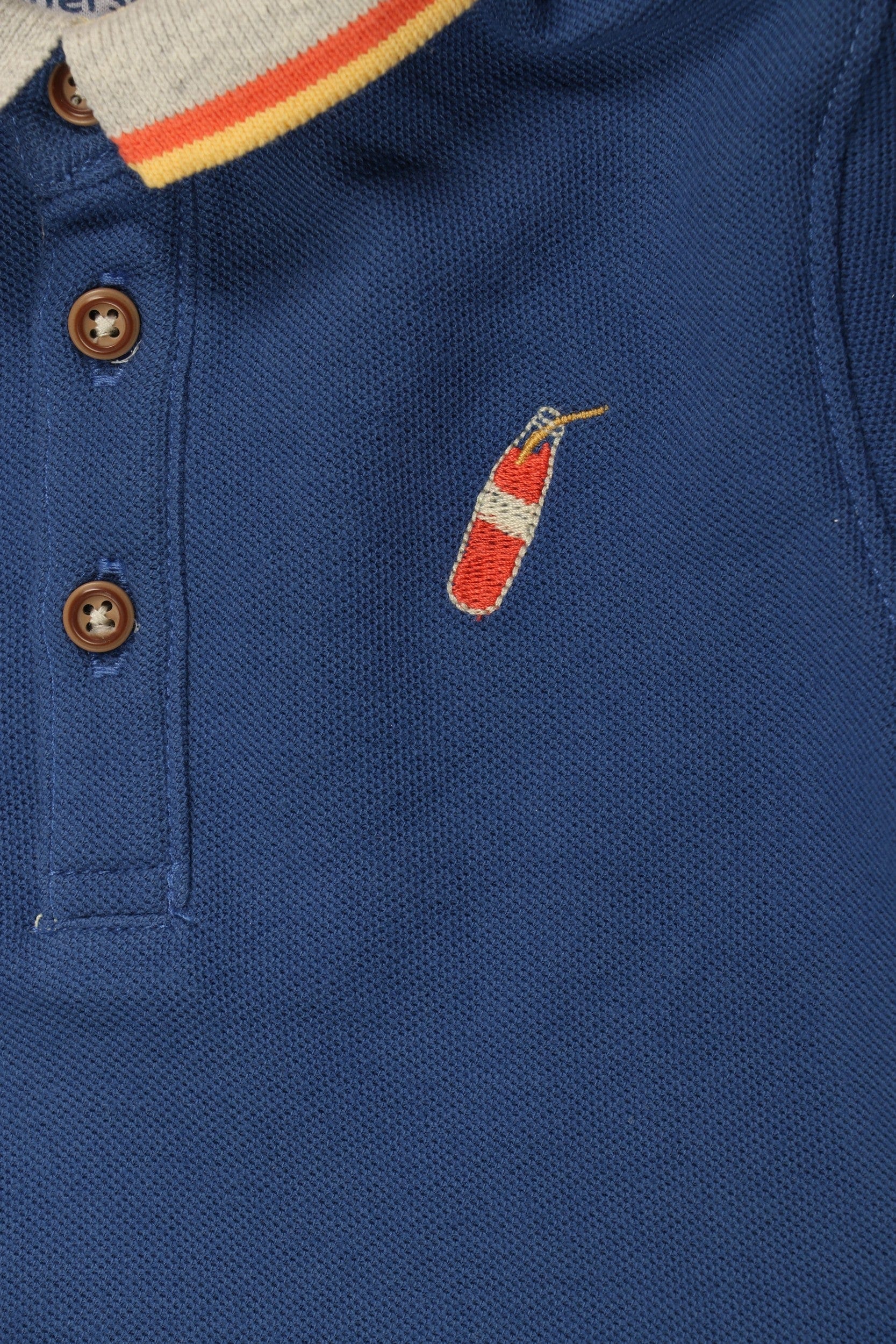 جينجرسنابس تيشيرت أولادي مزين بنقشة علي الصدر بياقة متعددة الألوان أزرق