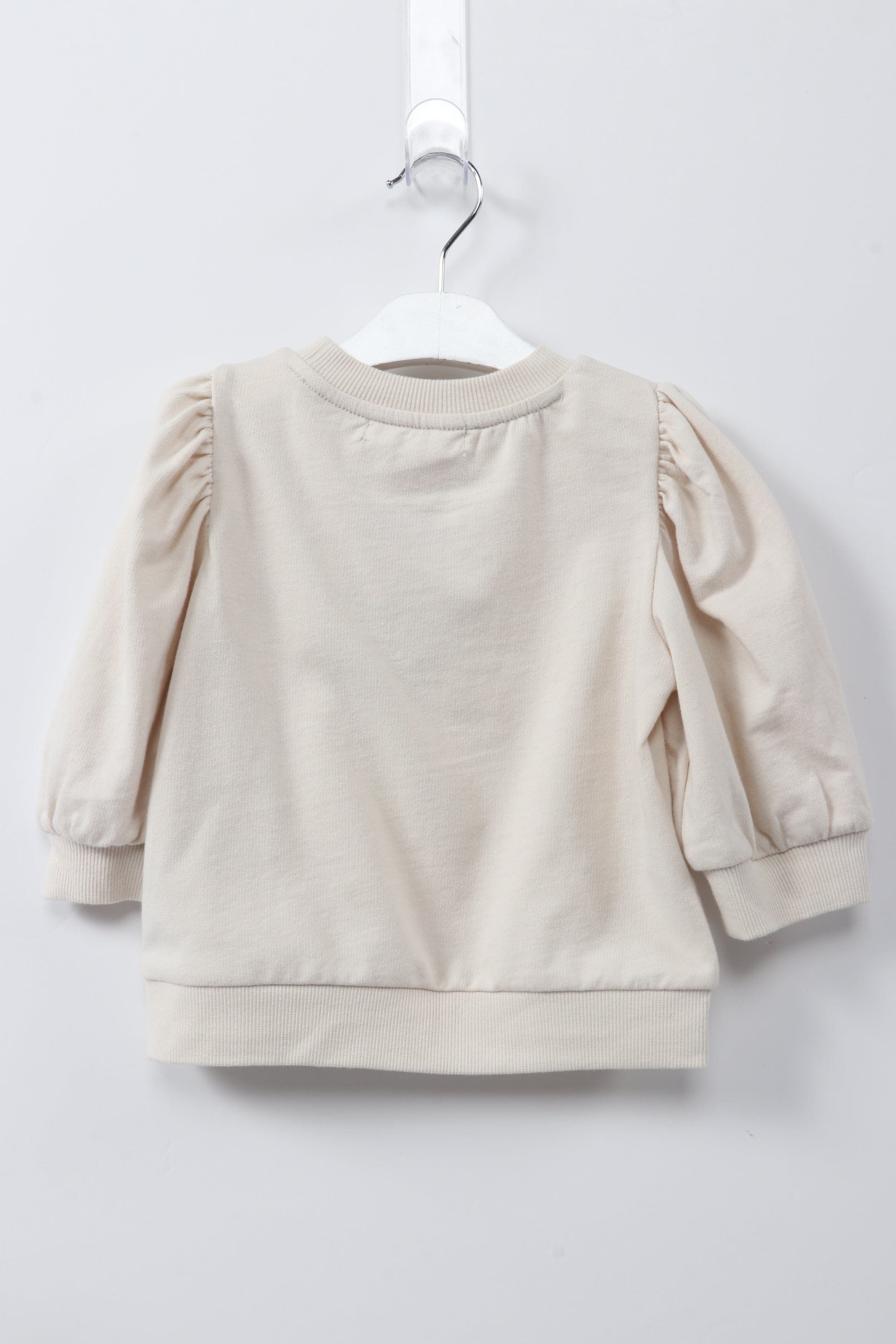 جينجرسنابس بلوفر بكم منفوخ مزينة بترتر علي الصدر بيج