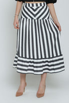 نتشي تنورة ميدي مخططة بكلوش من الأسفل