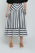 نتشي تنورة ميدي مخططة بكلوش من الأسفل