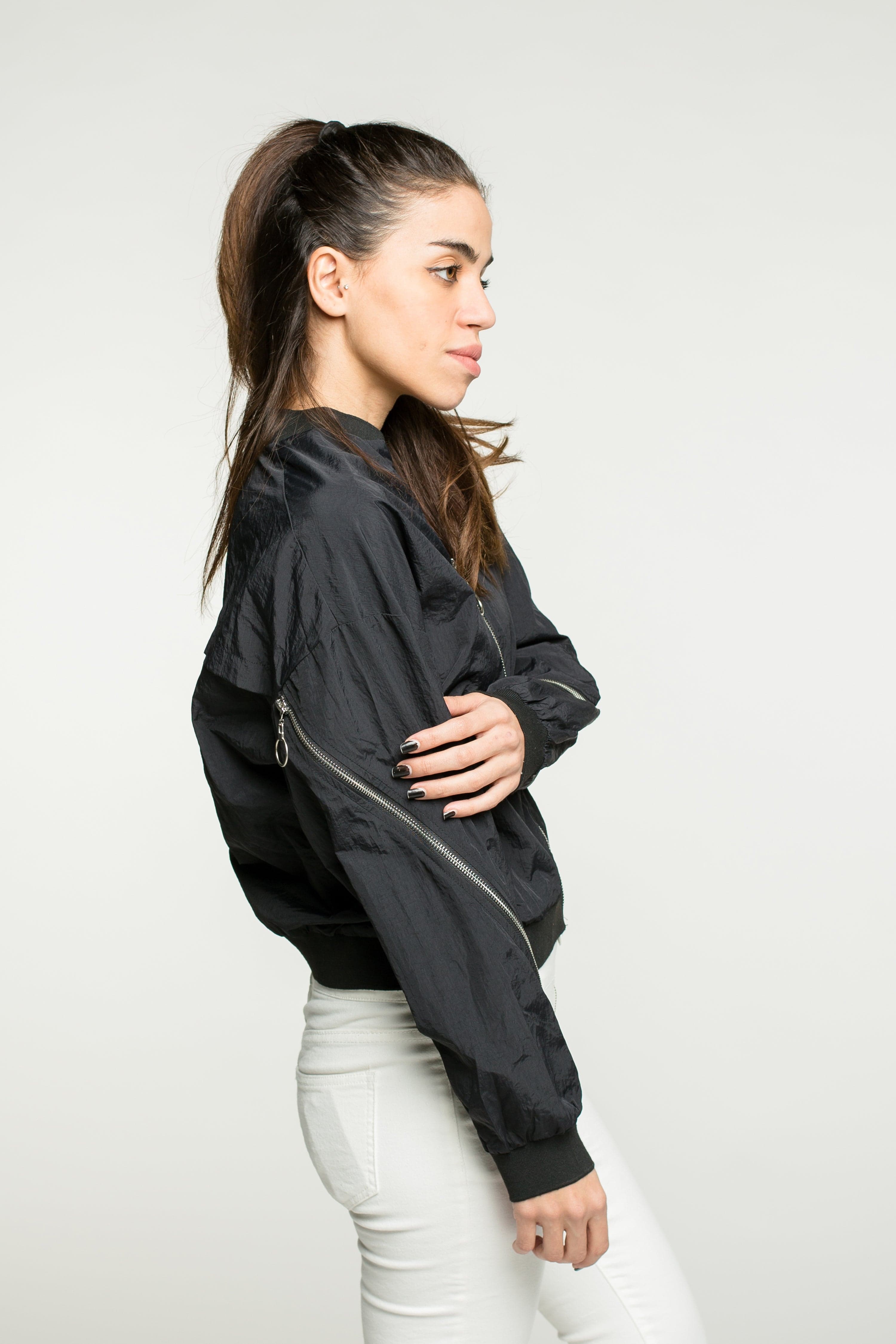 كيتشن جاكيت بكم طويل سادة بخط أبيض نسائي