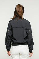 كيتشن جاكيت بكم طويل سادة بخط أبيض نسائي