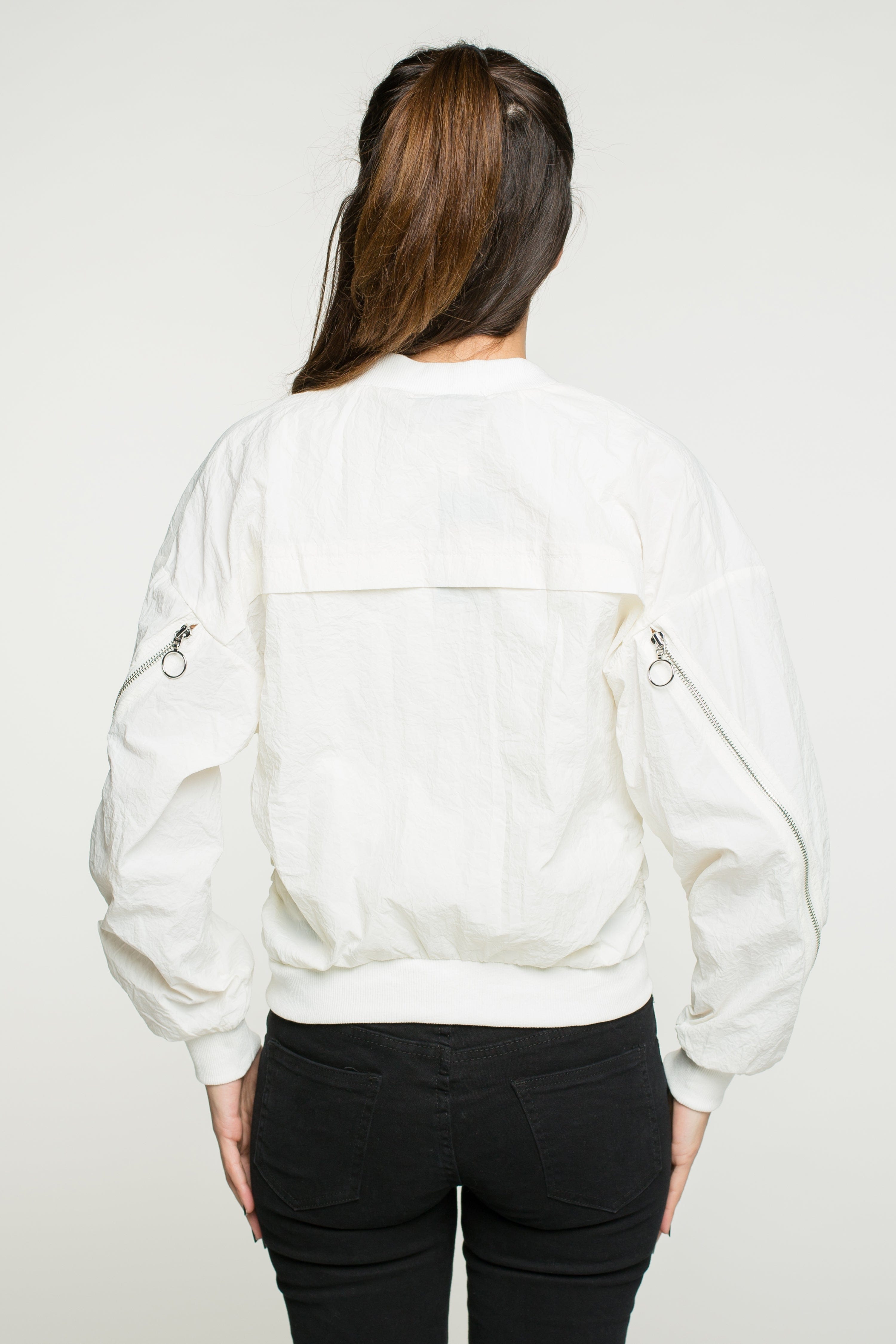 كيتشن جاكيت بكم طويل سادة بخط أبيض نسائي