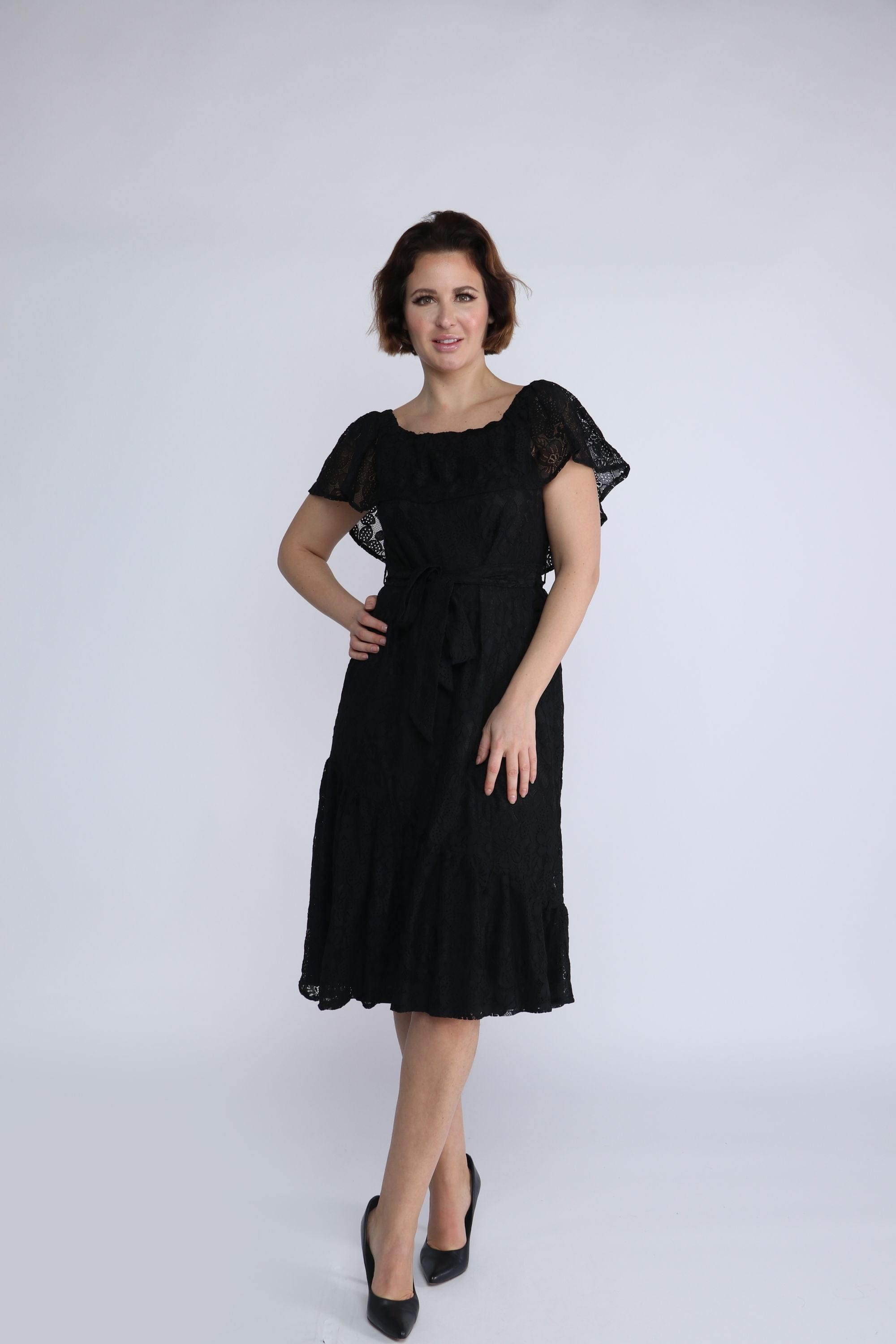 نتشي فستان ميدي دانتيل مفتوح من الكتف بفيونكة خصر بكم قصير