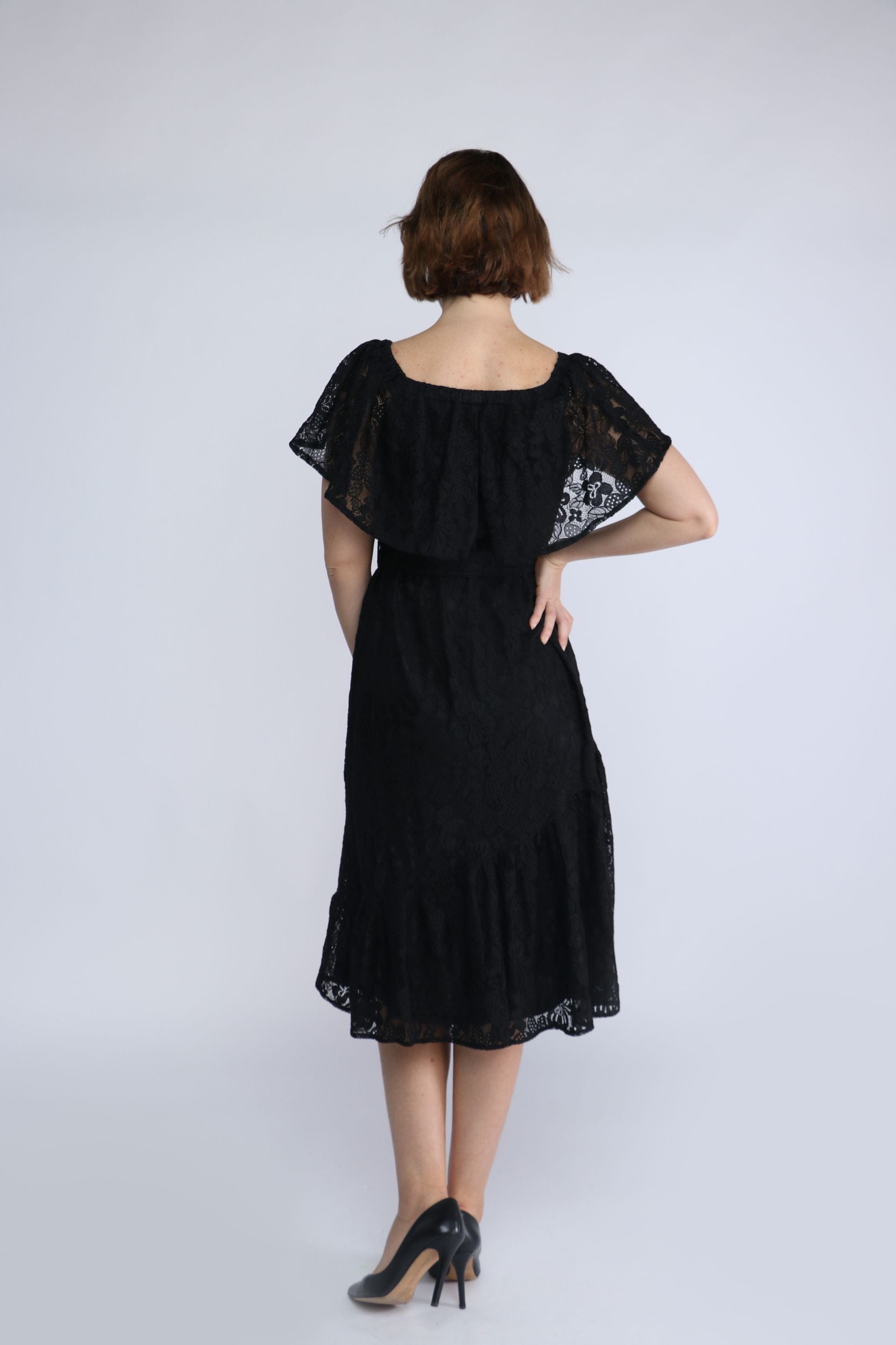 نتشي فستان ميدي دانتيل مفتوح من الكتف بفيونكة خصر بكم قصير