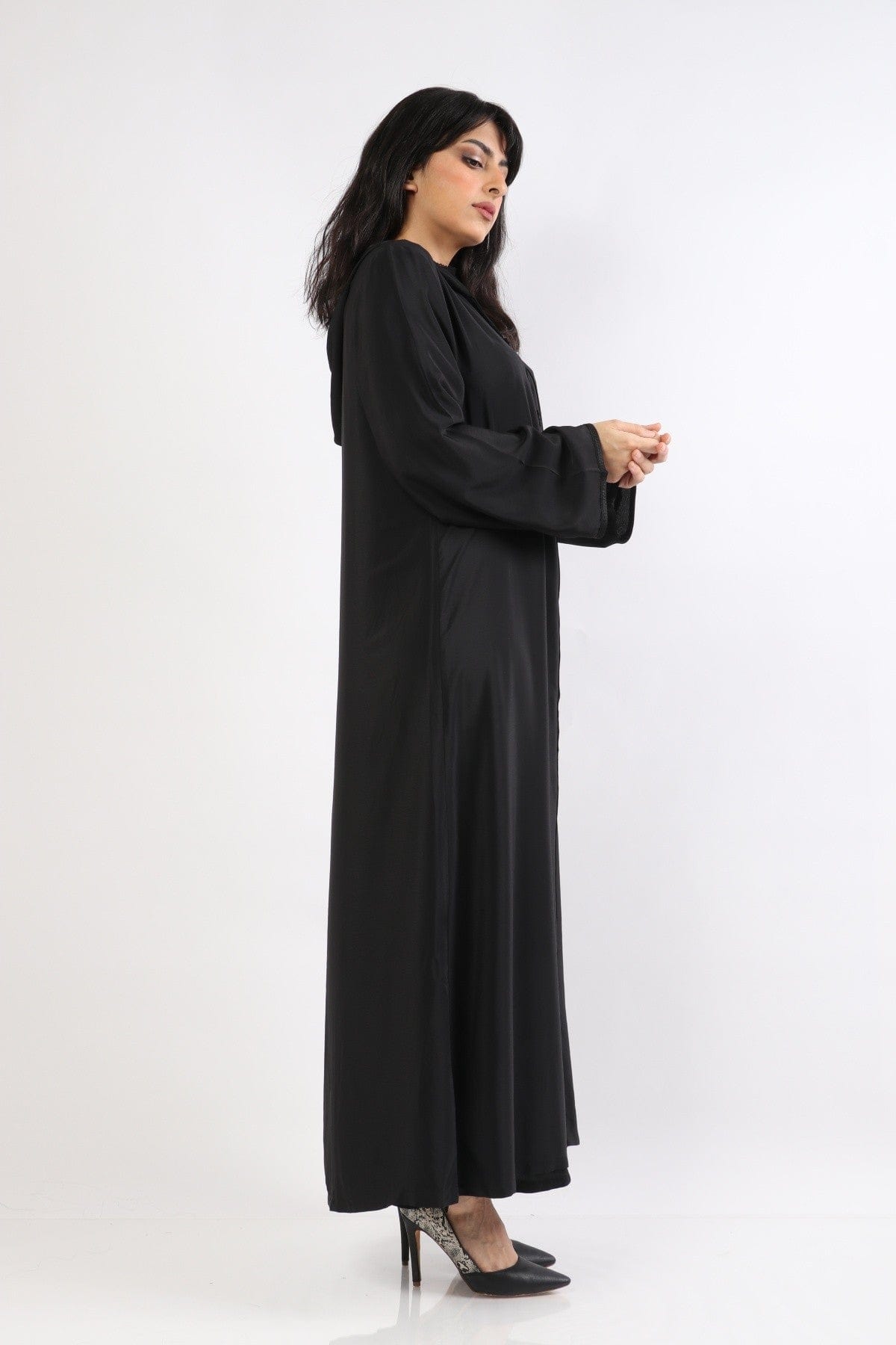 ديامانتين عباية سوداء للمحجبات مطرزة من الأمام أسود