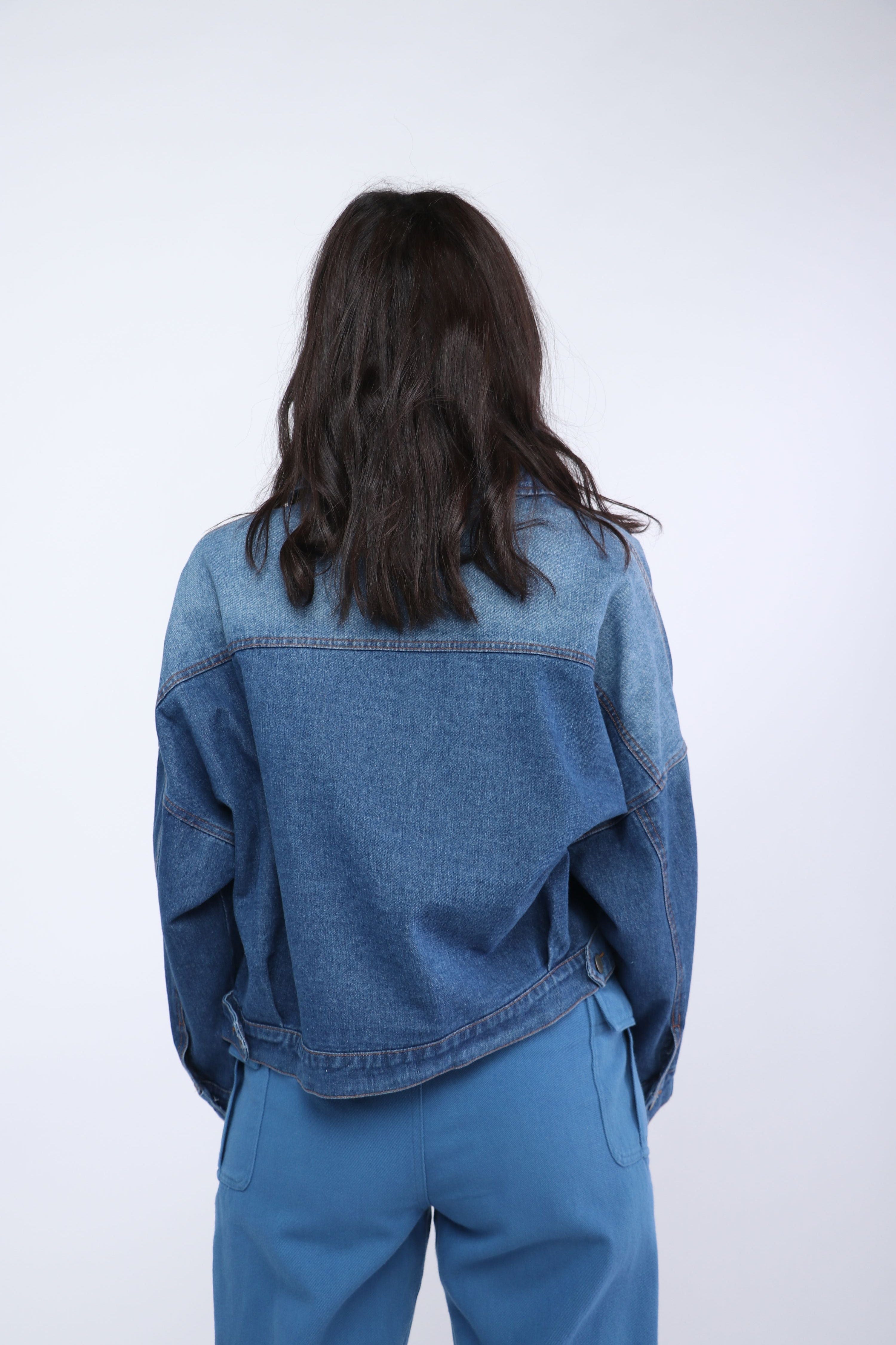 كيتشن جاكيت جينز واسع بأزرار أمامية معدنية بجيوب وياقة كم طويل نسائي أزرق فاتح