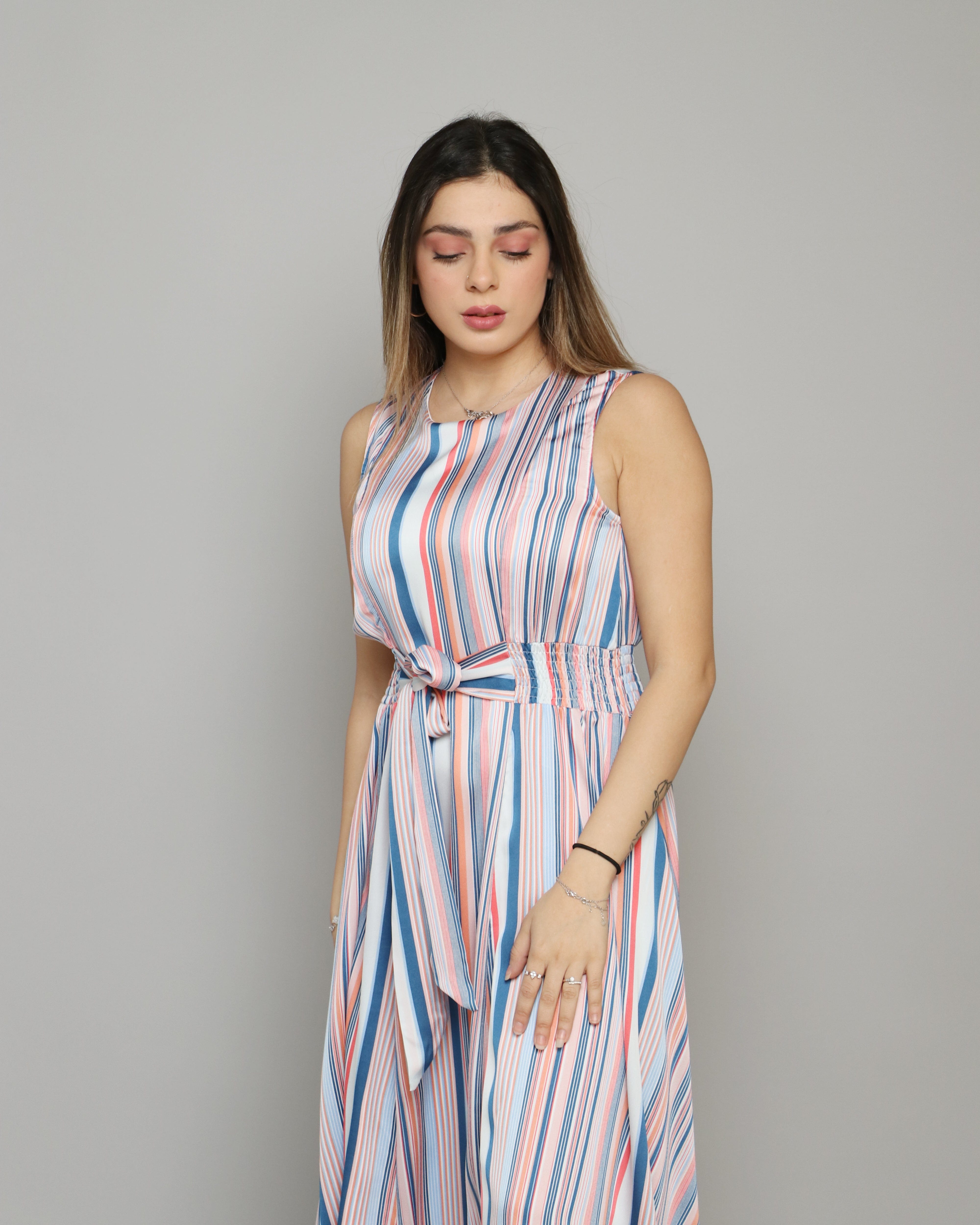 ميكا فستان ميدي بدون أكمام مقلم مزموم من الخصر ازرق/زهري