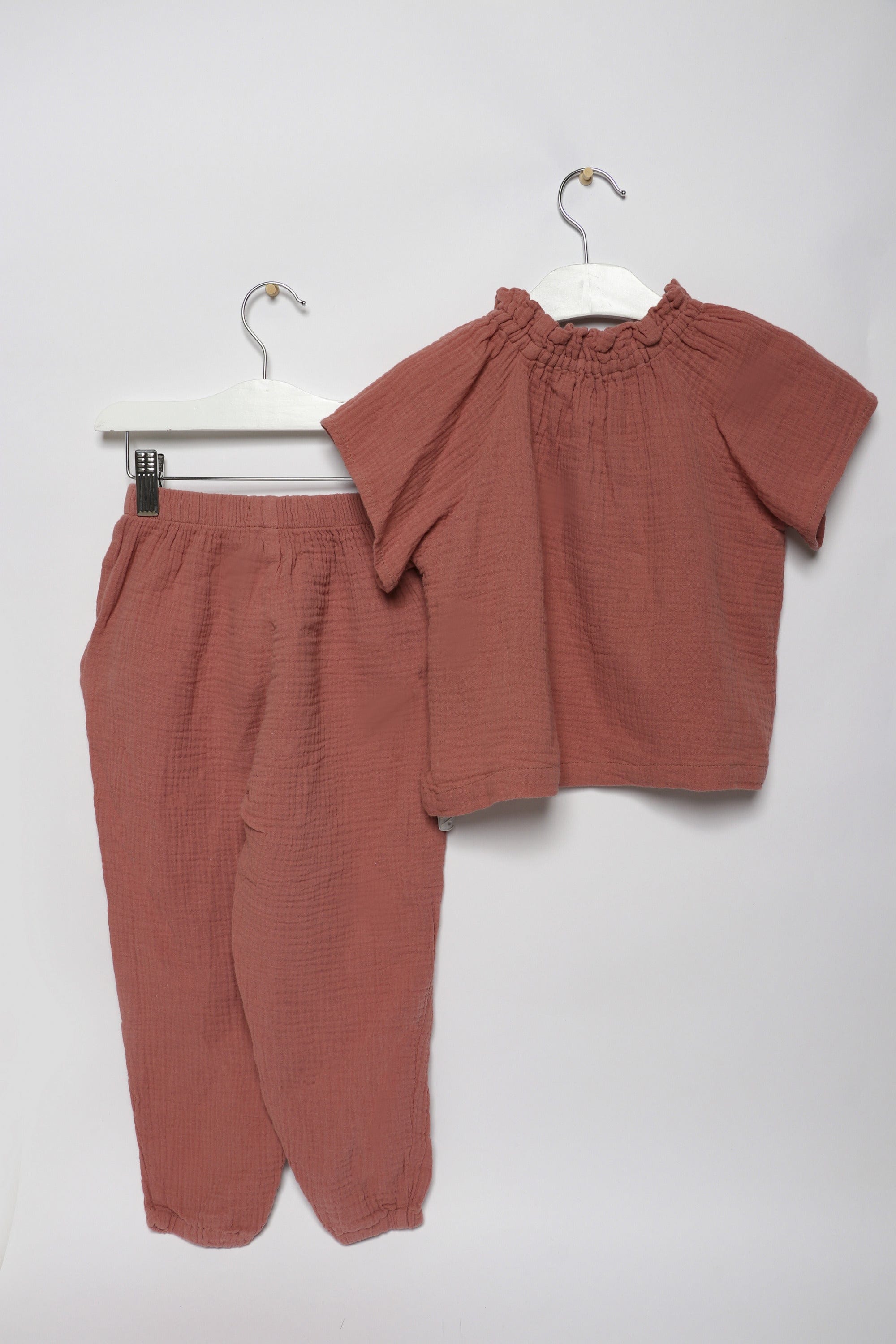 جينجرسنابس طقم بنطلون بناتي سادة مضلع وبلوزة نص كم برباط احمر طوبي