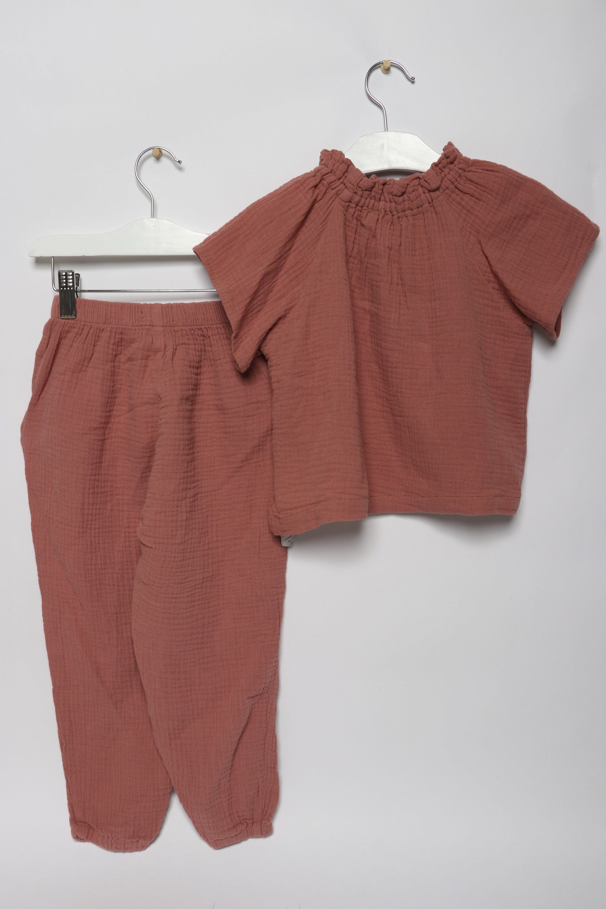 جينجرسنابس طقم بنطلون بناتي سادة مضلع وبلوزة نص كم برباط احمر طوبي