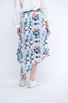 ميكا تنورة ميدي بتصميم قصة متعرجة