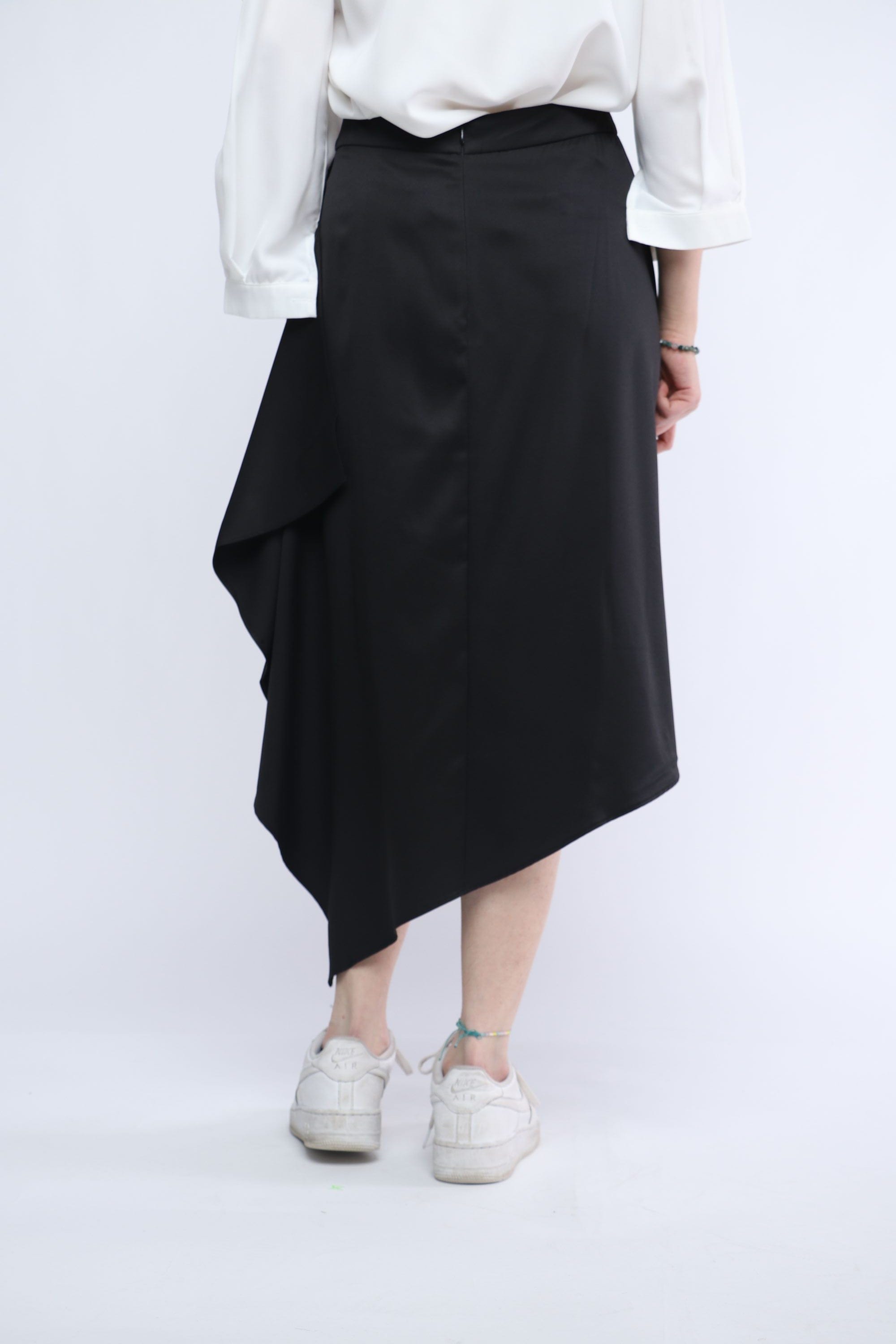 ميكا تنورة ميدي بتصميم قصة متعرجة