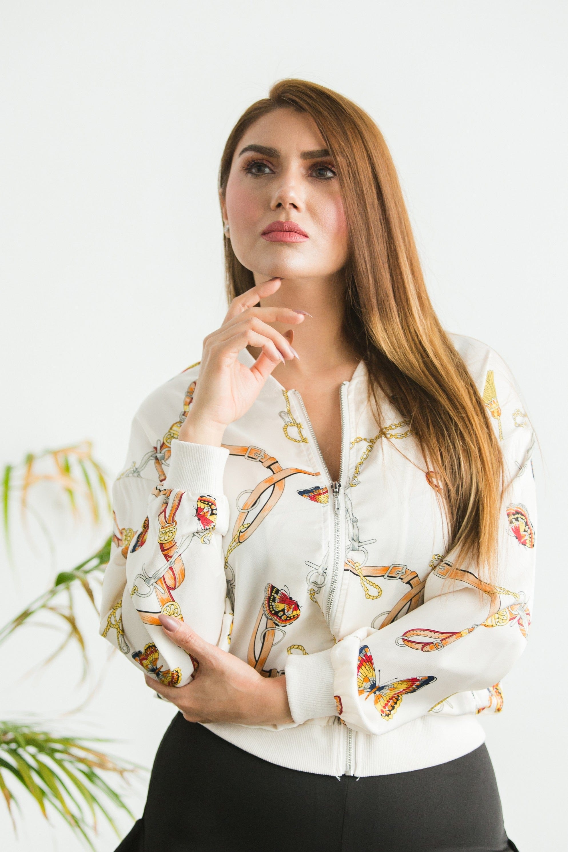 نتشي سترة منقوشة بسحاب بأكمام طويلة