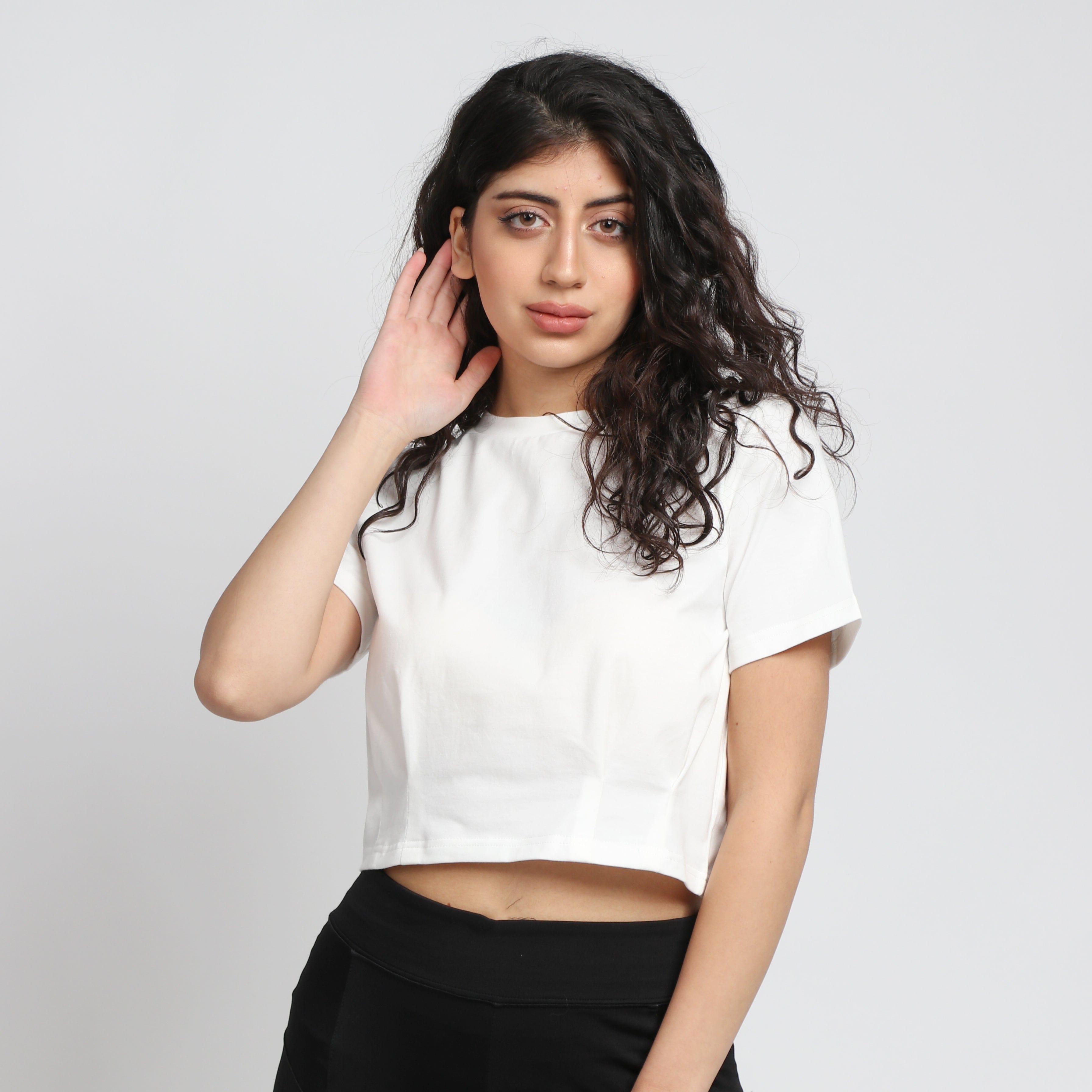 ميكا بلوزة بأكمام قصيرة سادة بياقة دائرية وأزرار على الصدر