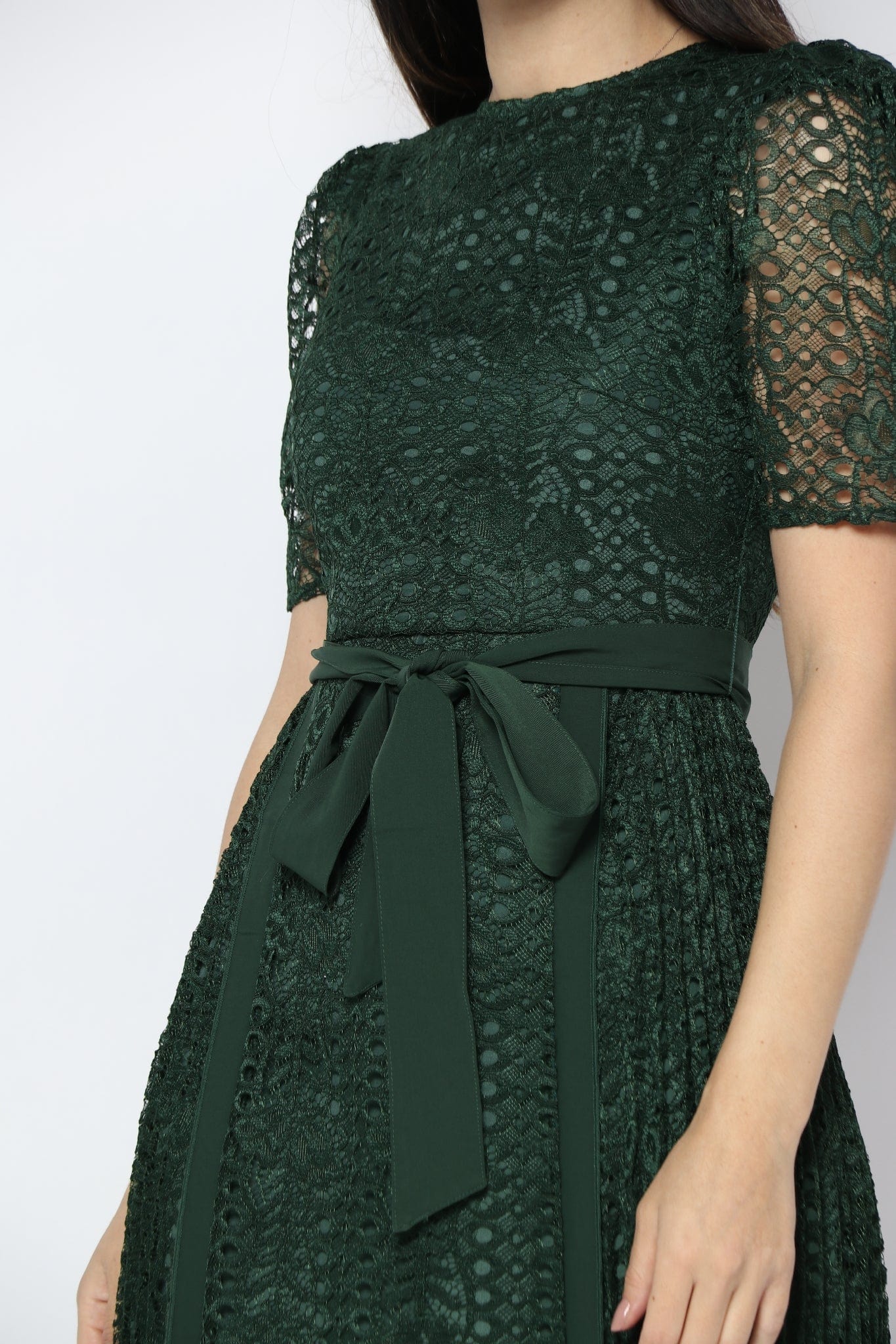 نتشي فستان طويل بأكمام قصيرة مخرم بحزام خصر