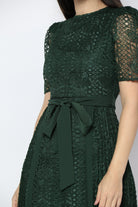 نتشي فستان طويل بأكمام قصيرة مخرم بحزام خصر