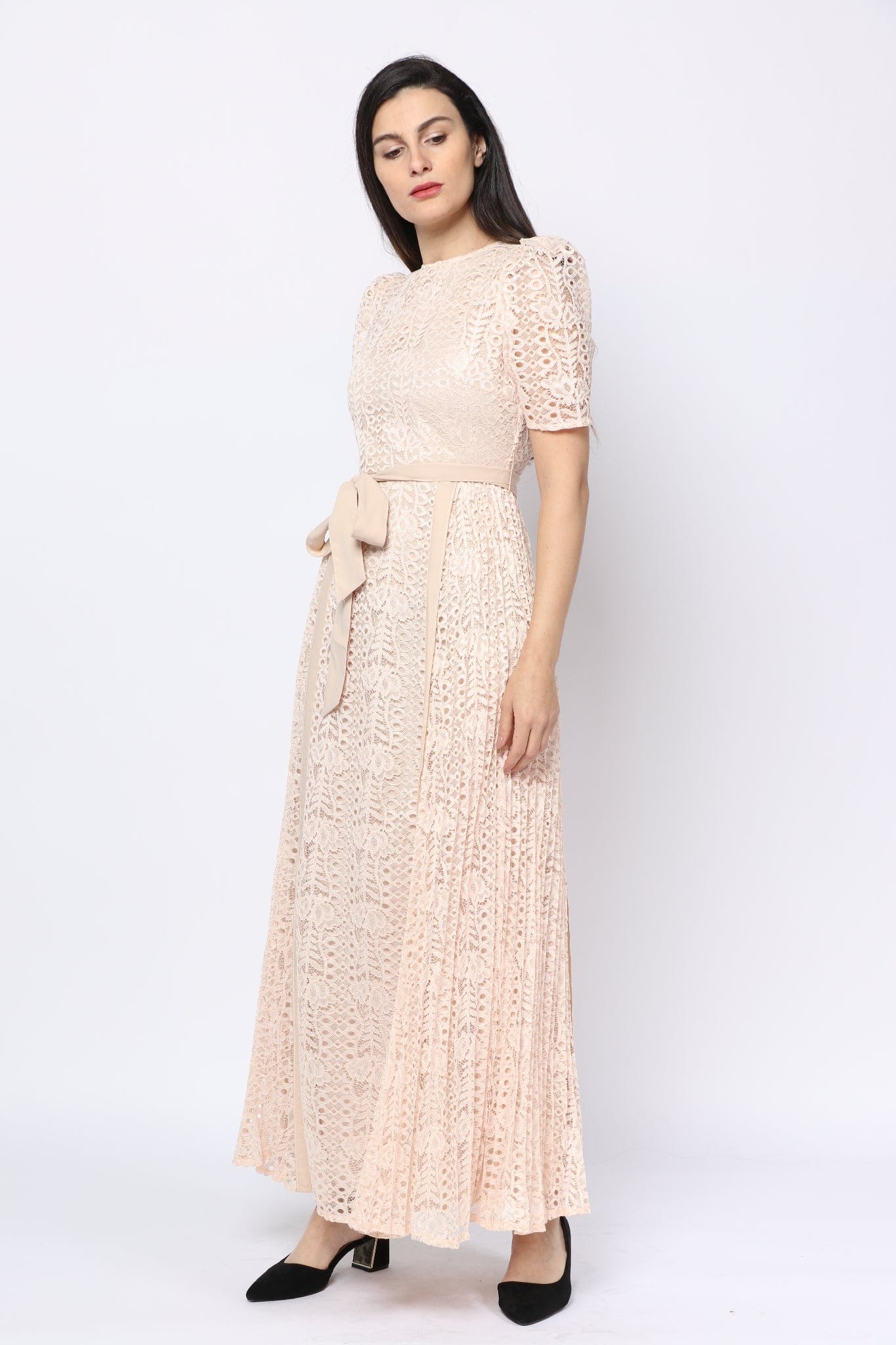 نتشي فستان طويل بأكمام قصيرة مخرم بحزام خصر