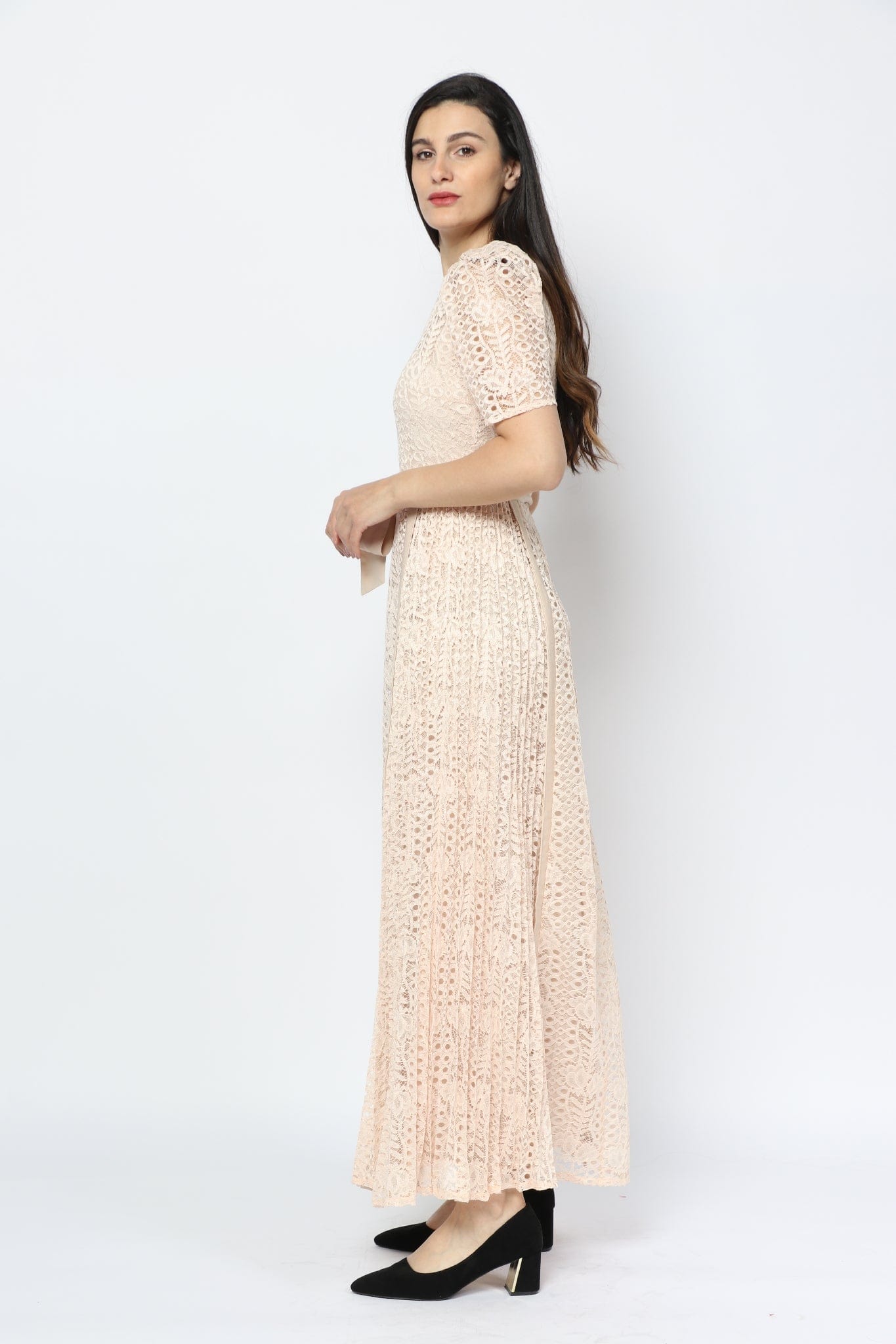 نتشي فستان طويل بأكمام قصيرة مخرم بحزام خصر