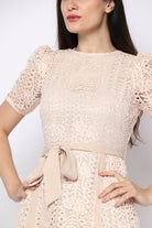 نتشي فستان طويل بأكمام قصيرة مخرم بحزام خصر