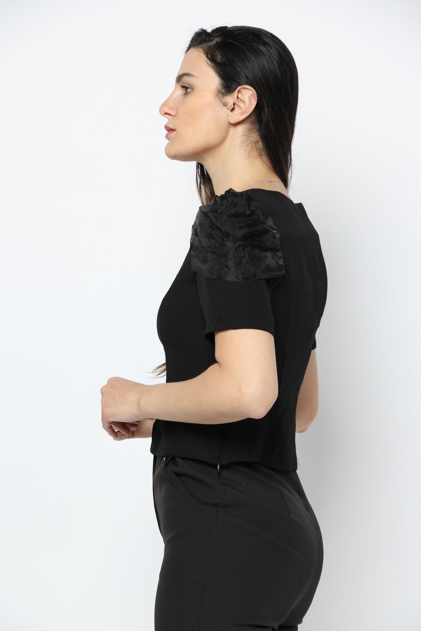 نتشي بلوزة كم قصير مزين بشيفون على الكتف