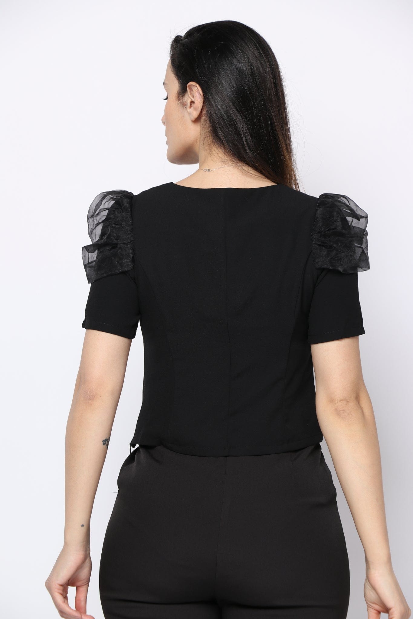 نتشي بلوزة كم قصير مزين بشيفون على الكتف