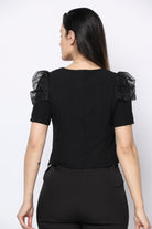 نتشي بلوزة كم قصير مزين بشيفون على الكتف