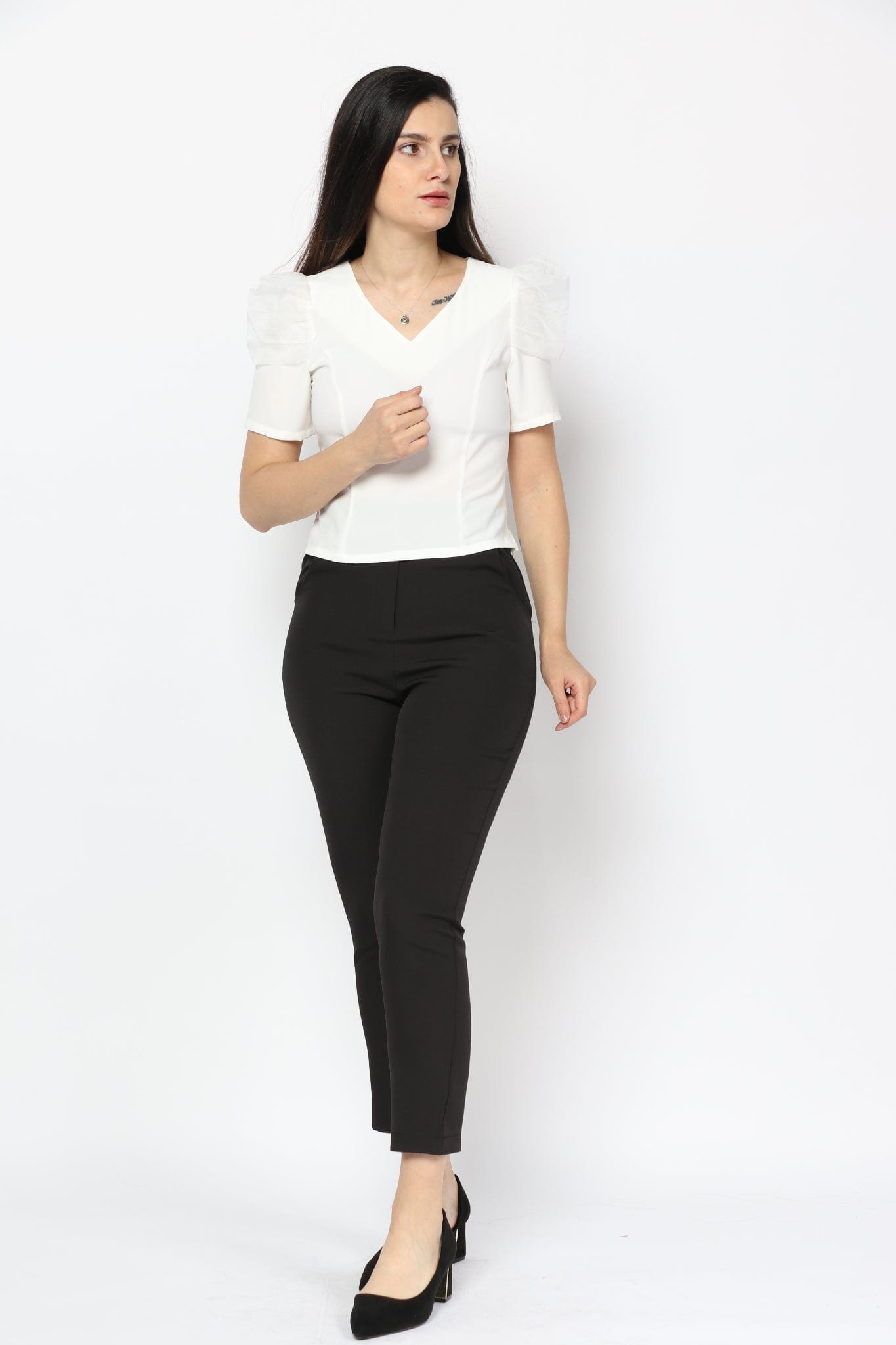 نتشي بلوزة كم قصير مزين بشيفون على الكتف