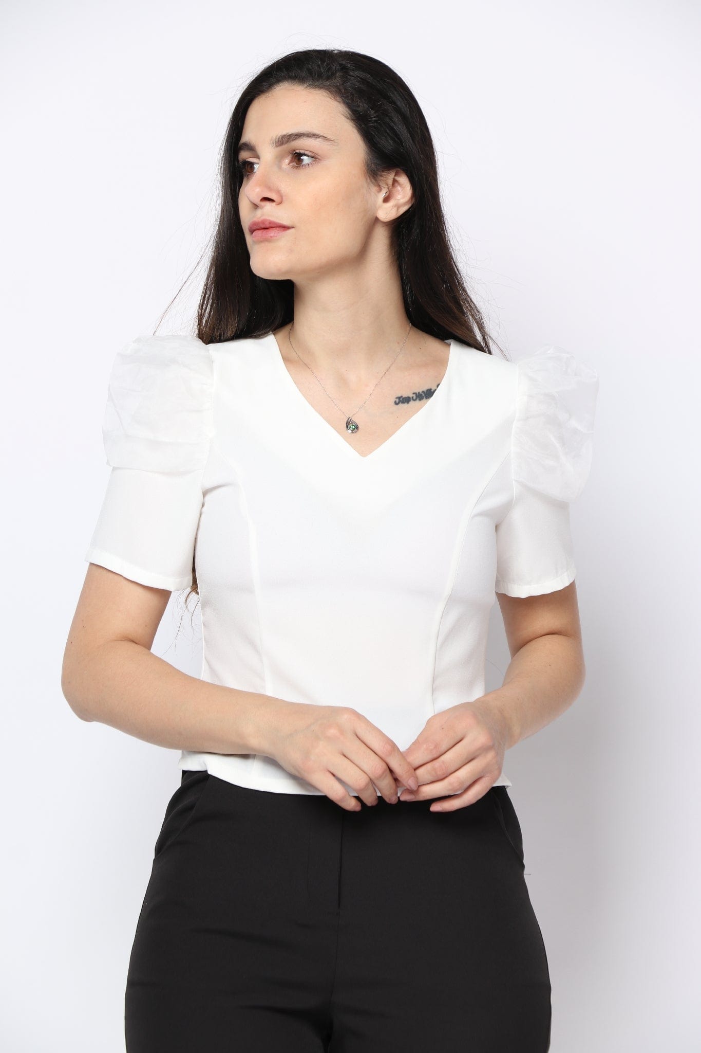 نتشي بلوزة كم قصير مزين بشيفون على الكتف