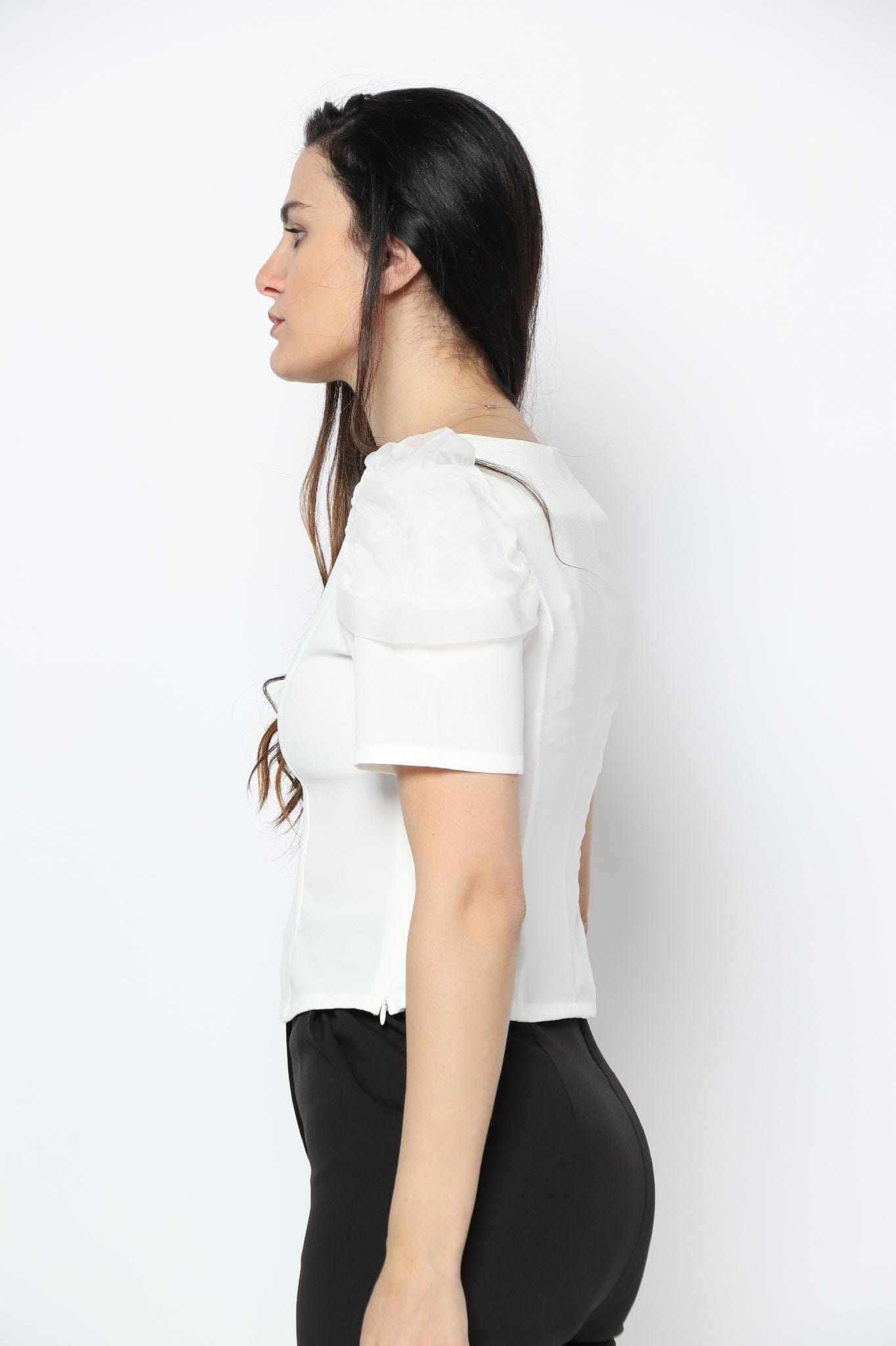 نتشي بلوزة كم قصير مزين بشيفون على الكتف