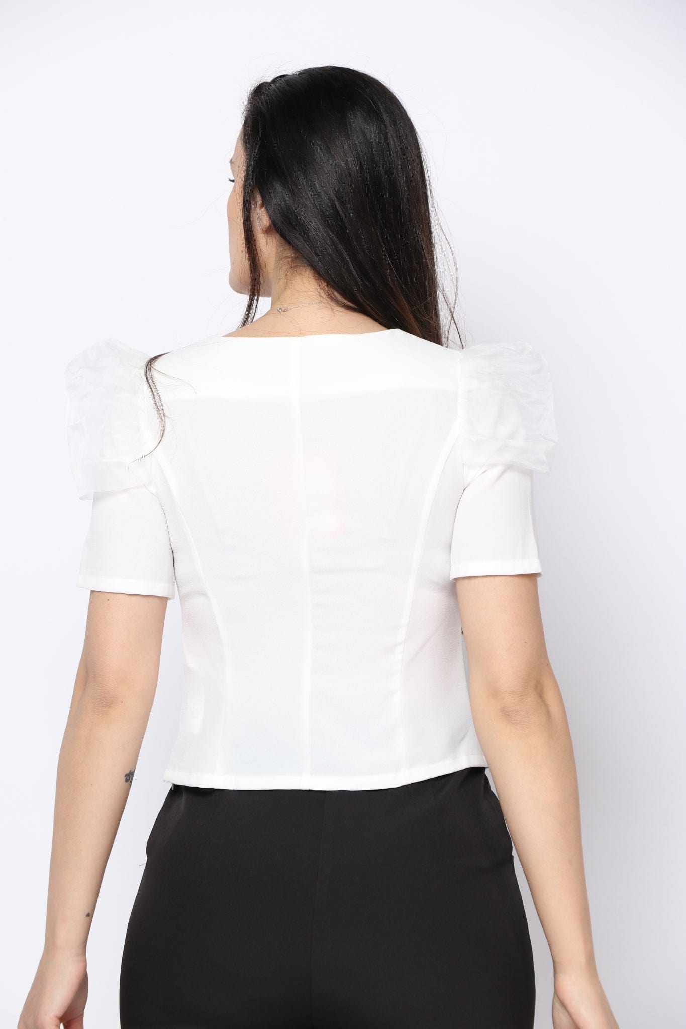 نتشي بلوزة كم قصير مزين بشيفون على الكتف