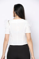 نتشي بلوزة كم قصير مزين بشيفون على الكتف