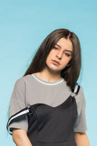 كيتشن بلوزة بأكمام قصيرة مزين بحمالات