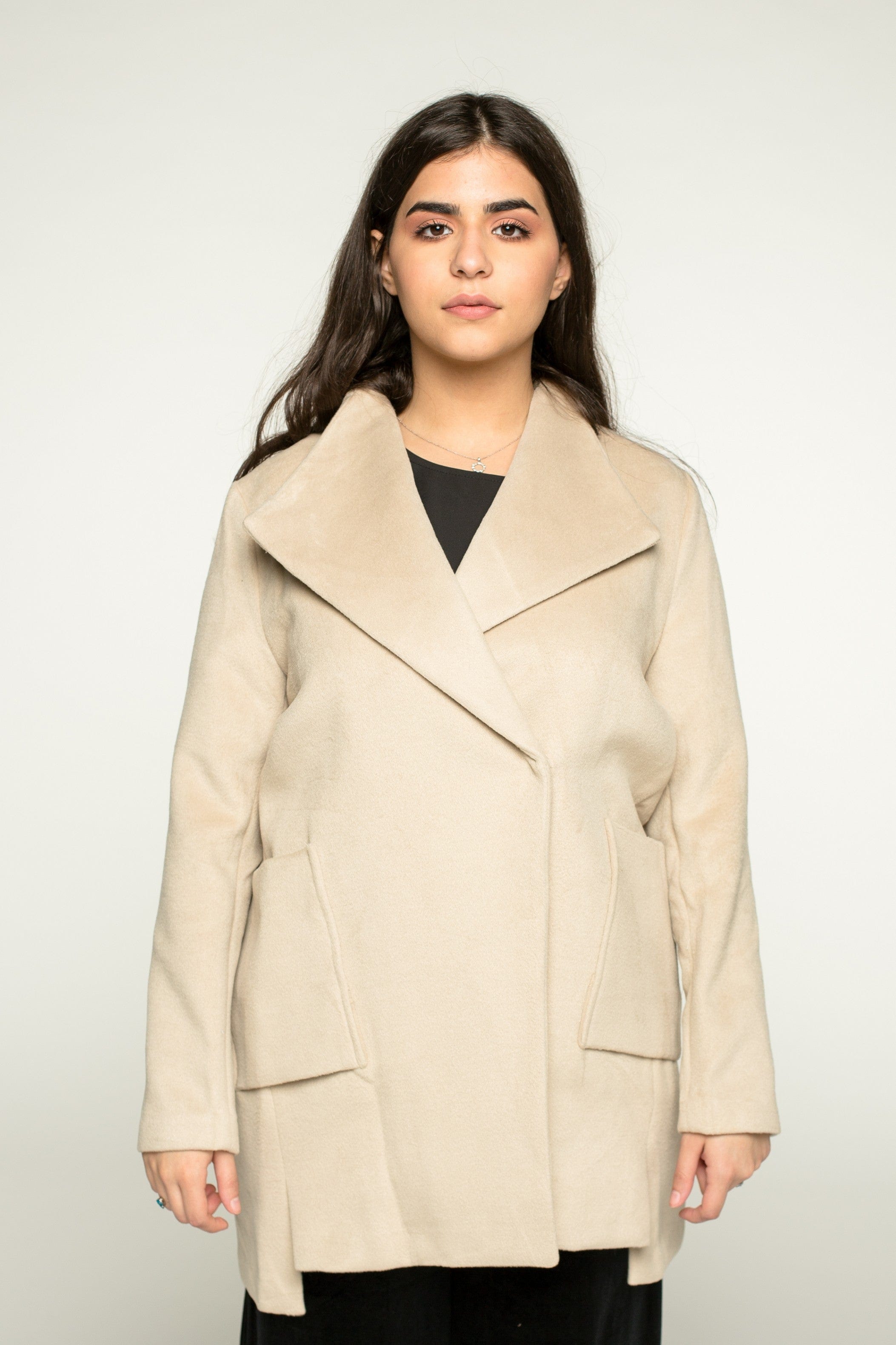 نتشي سترة سادة بجيوب جانبية بأكمام طويلة