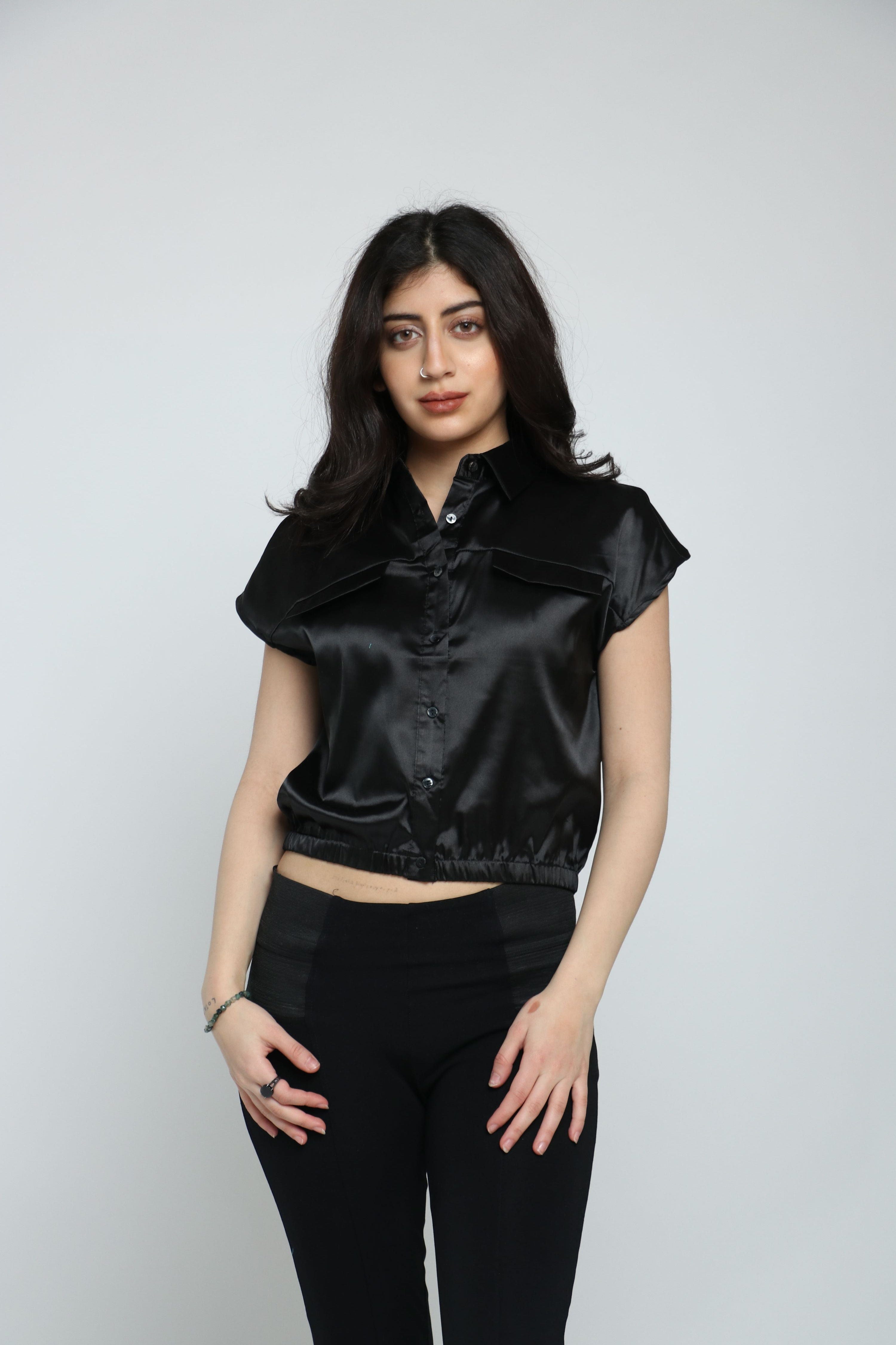 كيتشن بلوزة ستان قصيرة بخضر مطاط بازرار امامية وجيوب كم قصير بياقة نسائي