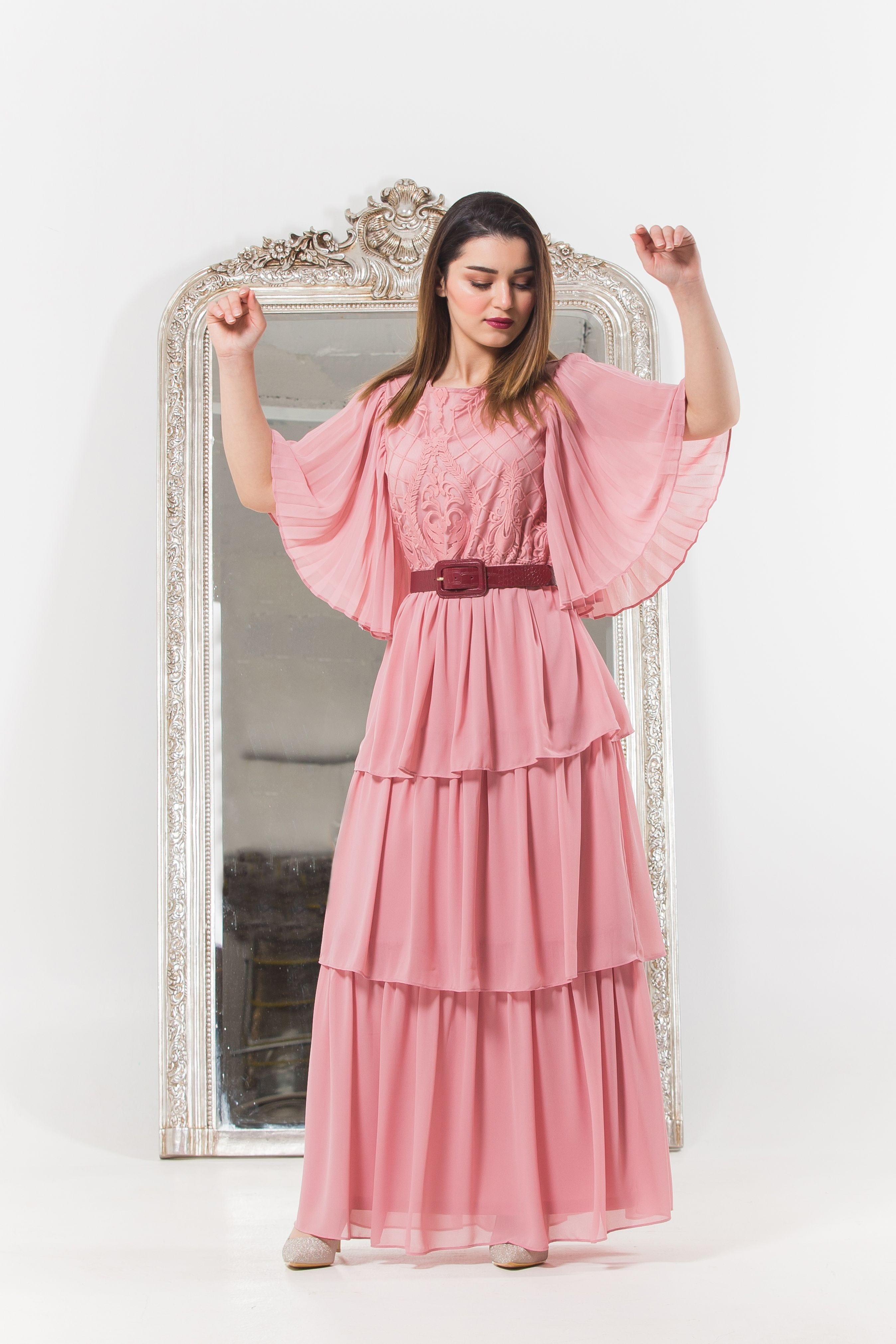 نتشي فستان طويل سهرة طبقات شيفون ودانتيل كم فراشة