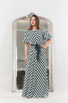 نتشي فستان ماكسي مخطط بخطوط غير متماثلة بأكمام قصيرة