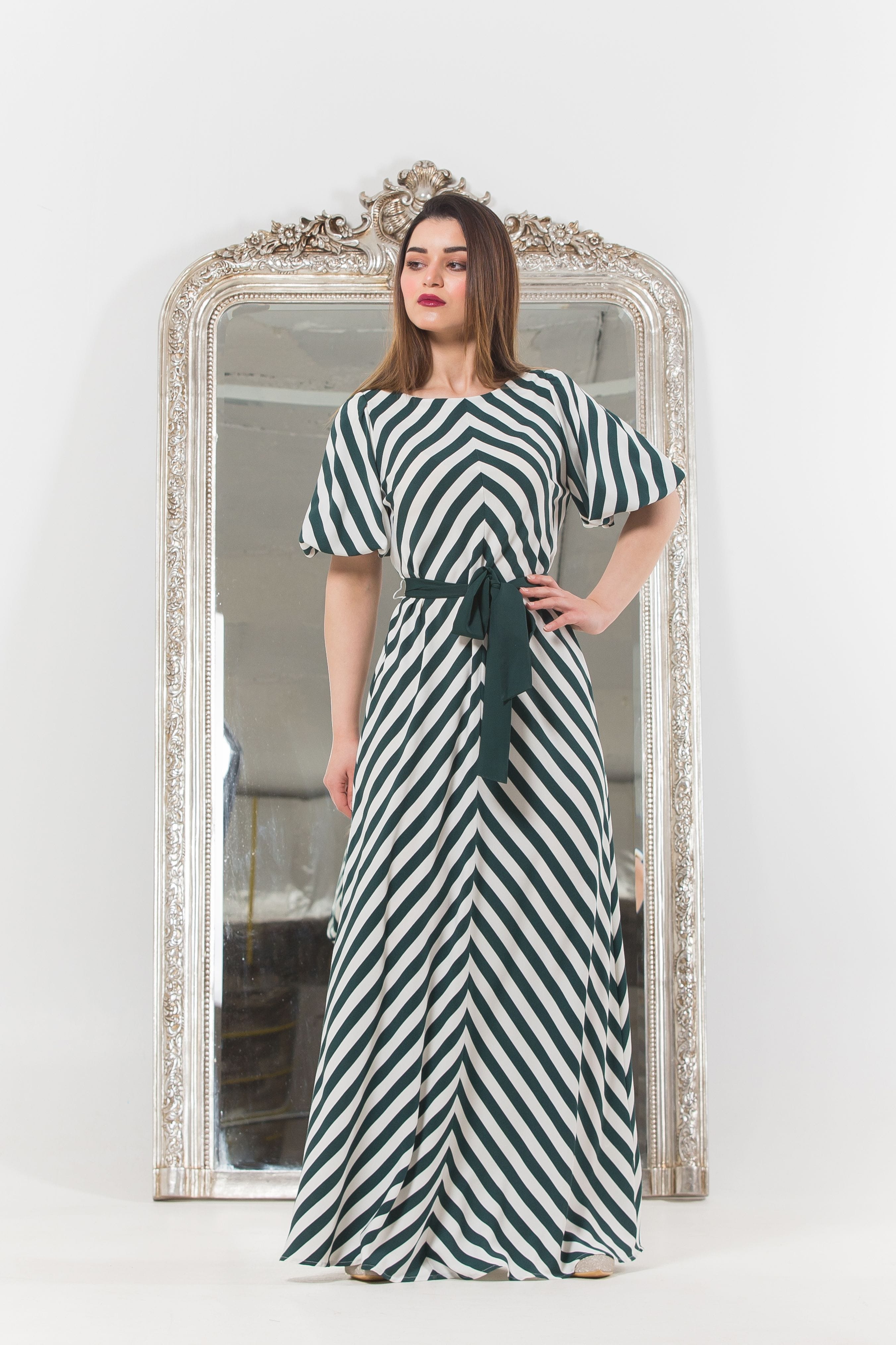 نتشي فستان ماكسي مخطط بخطوط غير متماثلة بأكمام قصيرة